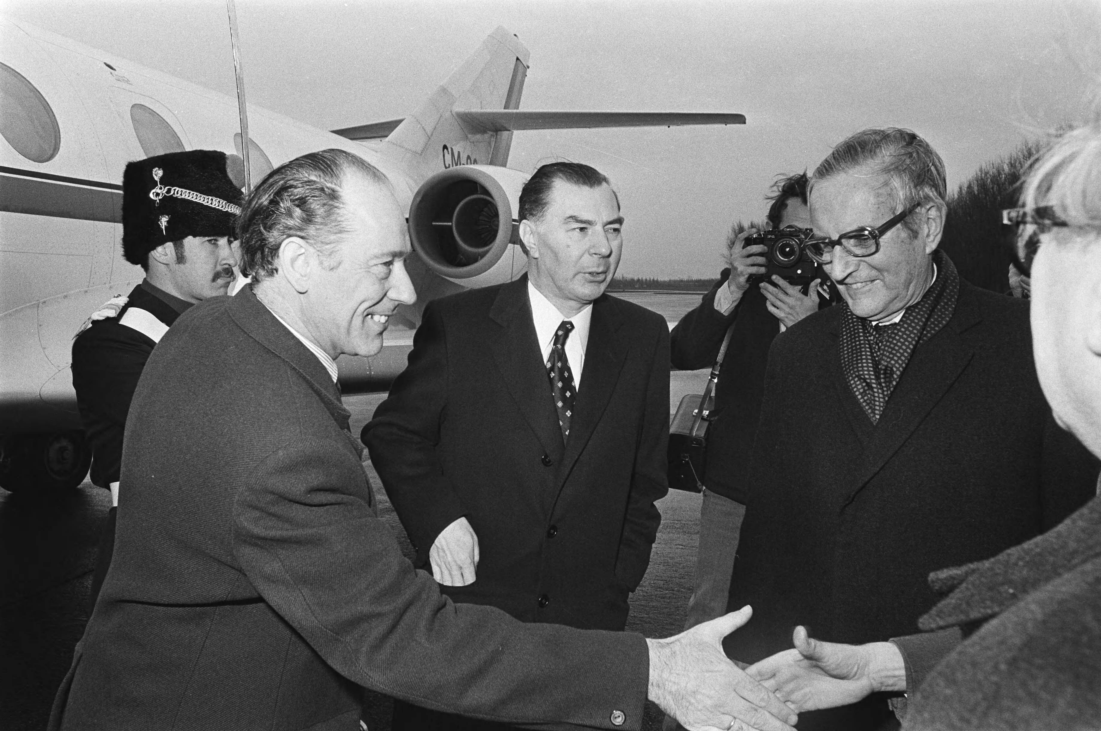 Fotocollectie Anefo — Bijeenkomst regeringsleiders EG in Den Haag ; bij aankomst op Ypenburg — Foto: Peters, Hans / Anefo. Licentie: Set B: Rechtenvrij / Publiek Domein. Bron: Nationaal Archief. http://hdl.handle.net/10648/ac90fda8-d0b4-102d-bcf8-003048976d84