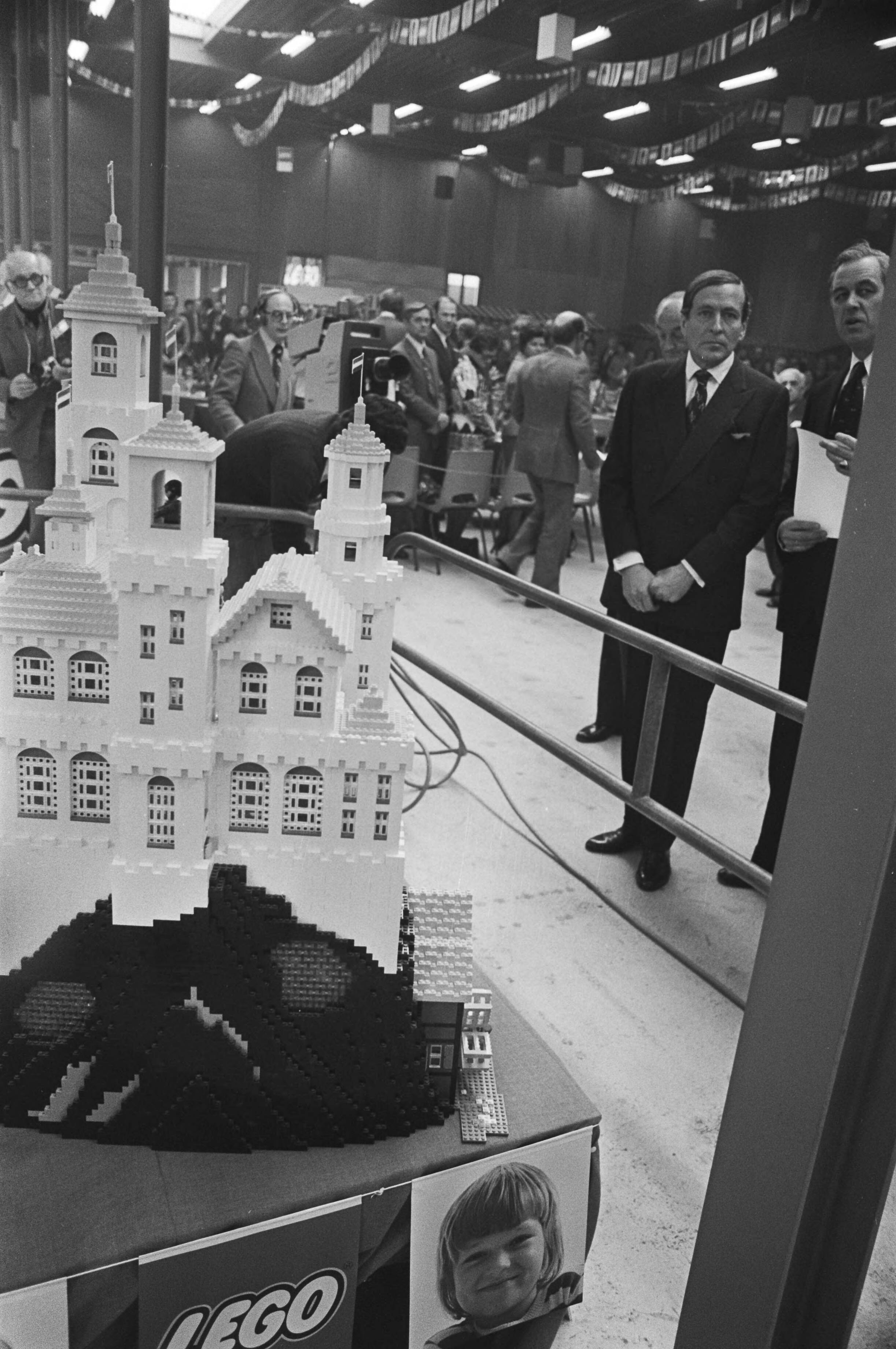 Fotocollectie Anefo — Prins Claus opent Lego Nederland in Grootegast te Groningen — Foto: Bogaerts, Rob / Anefo. Licentie: Set B: Rechtenvrij / Publiek Domein. Bron: Nationaal Archief. http://hdl.handle.net/10648/ac7f8cc6-d0b4-102d-bcf8-003048976d84