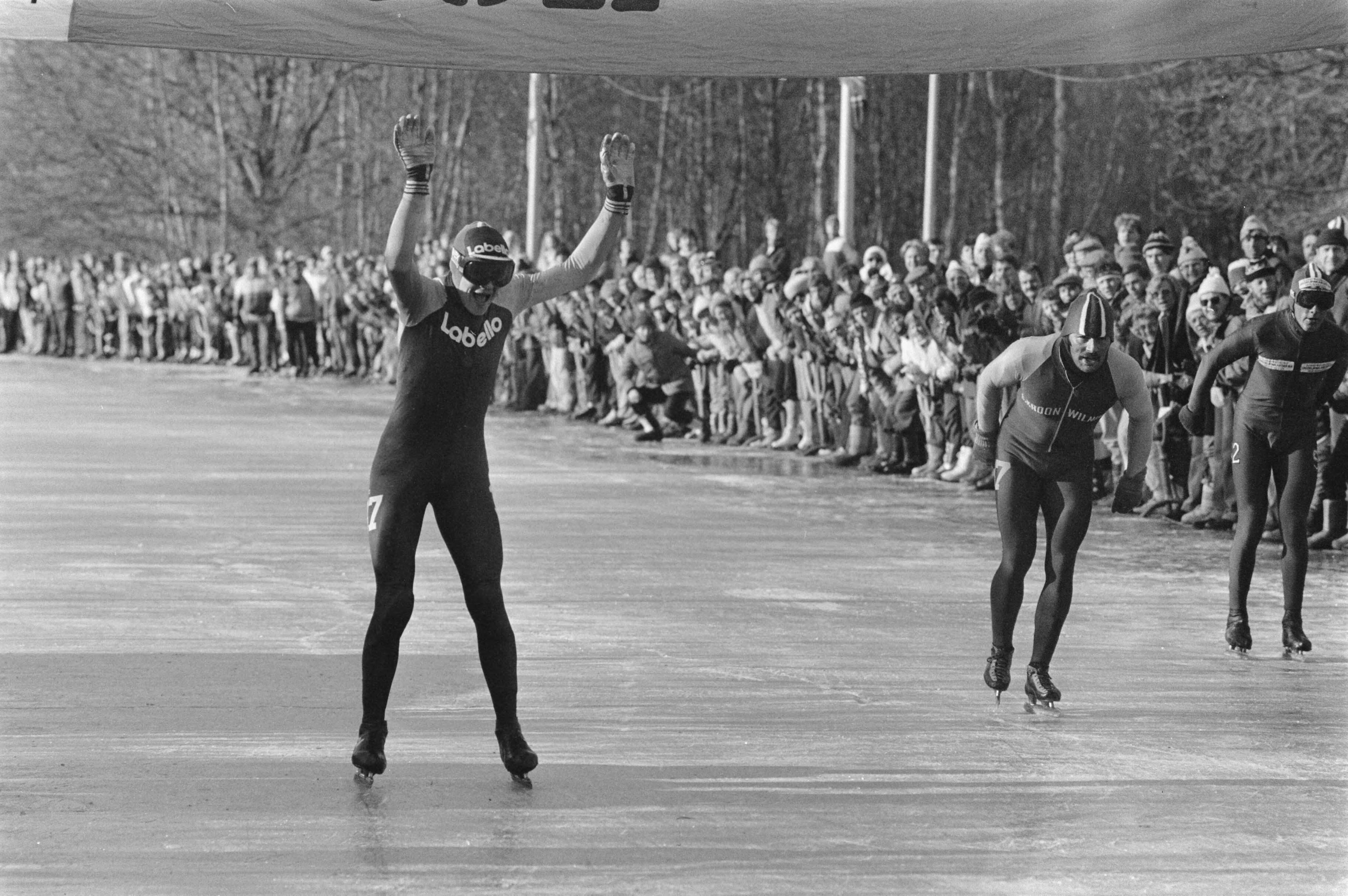 Fotocollectie Anefo — Schaatsmarathon van 140 km gereden bij Ankeveen voor het eerst sinds 1979 — Foto: Croes, Rob C. / Anefo. Licentie: Set B: Rechtenvrij / Publiek Domein. Bron: Nationaal Archief. http://hdl.handle.net/10648/ad4326fe-d0b4-102d-bcf8-003048976d84