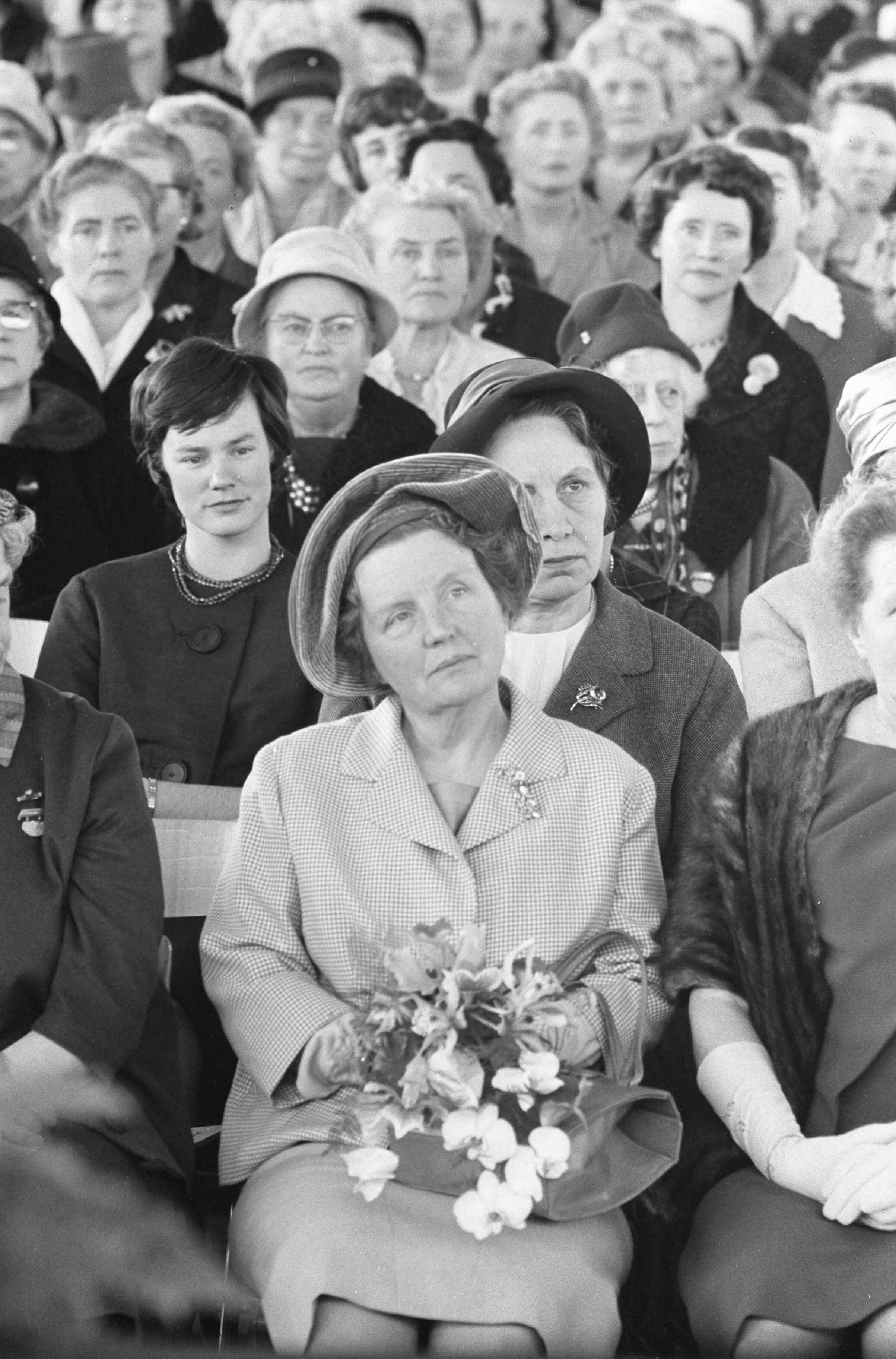 Fotocollectie Anefo — Koningin Juliana is aanwezig bij de viering van het 50-jarig bestaan van de Nederlandse Vereniging van Huisvrouwen in de Expohal te Hilversum — Foto: Fotograaf Onbekend / Anefo. Licentie: Set B: Rechtenvrij / Publiek Domein. Bron: Nationaal Archief. http://hdl.handle.net/10648/aa02abae-d0b4-102d-bcf8-003048976d84