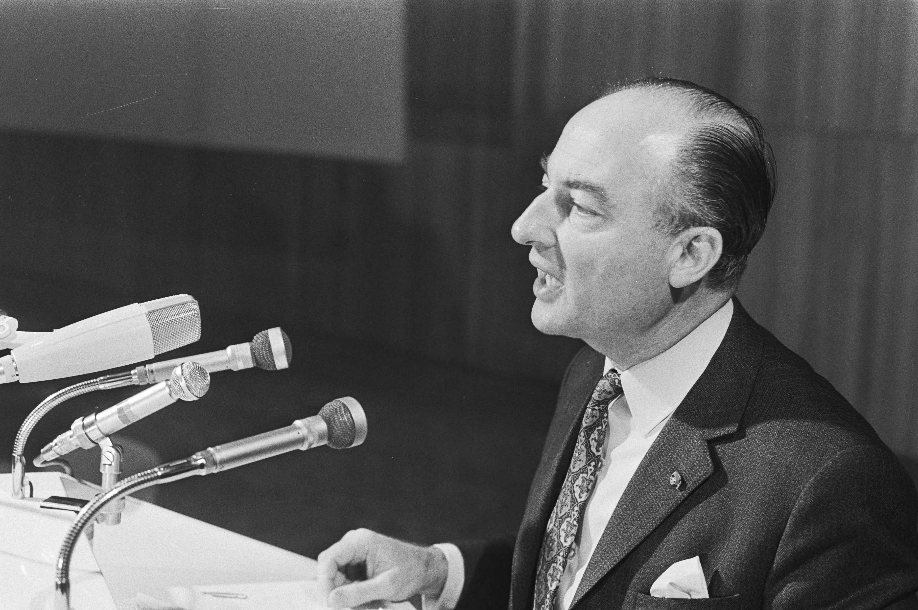 Fotocollectie Anefo — KVP-vergadering over gemeenschappelijk urgentieprogramma met CHU en ARP, Breda; Schmelzer — Foto: Verhoeff, Bert / Anefo. Licentie: Set B: Rechtenvrij / Publiek Domein. Bron: Nationaal Archief. http://hdl.handle.net/10648/abacf5fe-d0b4-102d-bcf8-003048976d84