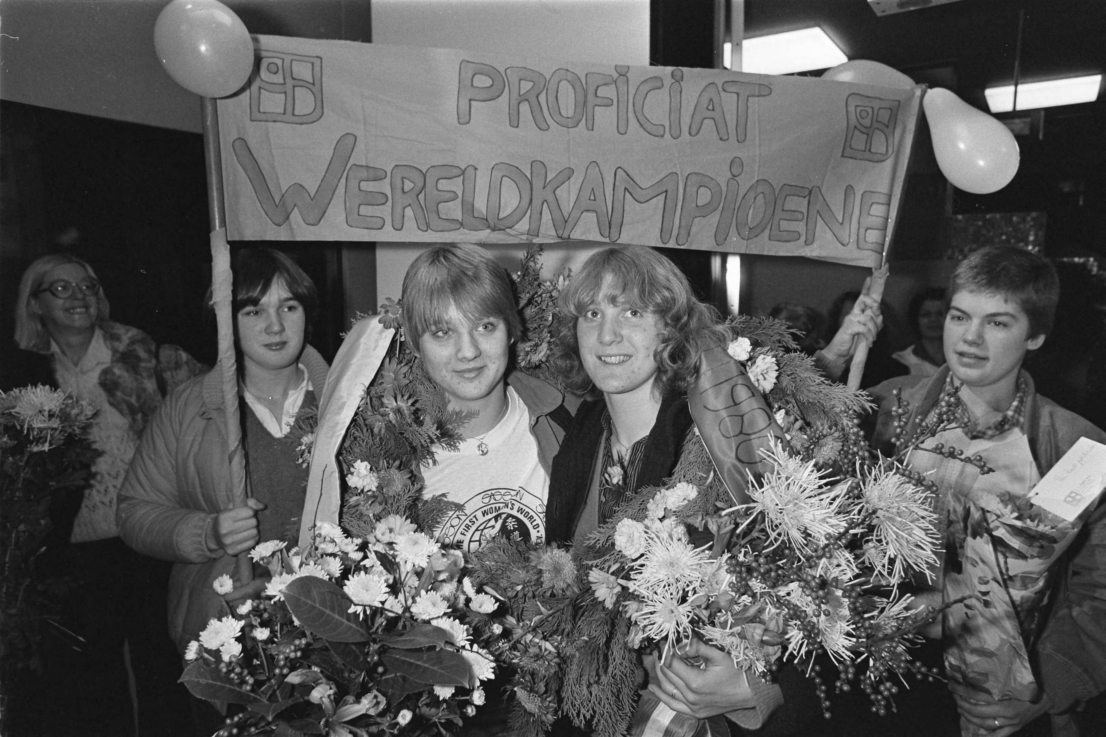 Fotocollectie Anefo — Op Schiphol judodamesploeg wereldkampioene Anita Staps (r) samen met Van Meggelen (l) die brons kreeg — Foto: Croes, Rob C. / Anefo. Licentie: Set B: Rechtenvrij / Publiek Domein. Bron: Nationaal Archief. http://hdl.handle.net/10648/acef400c-d0b4-102d-bcf8-003048976d84