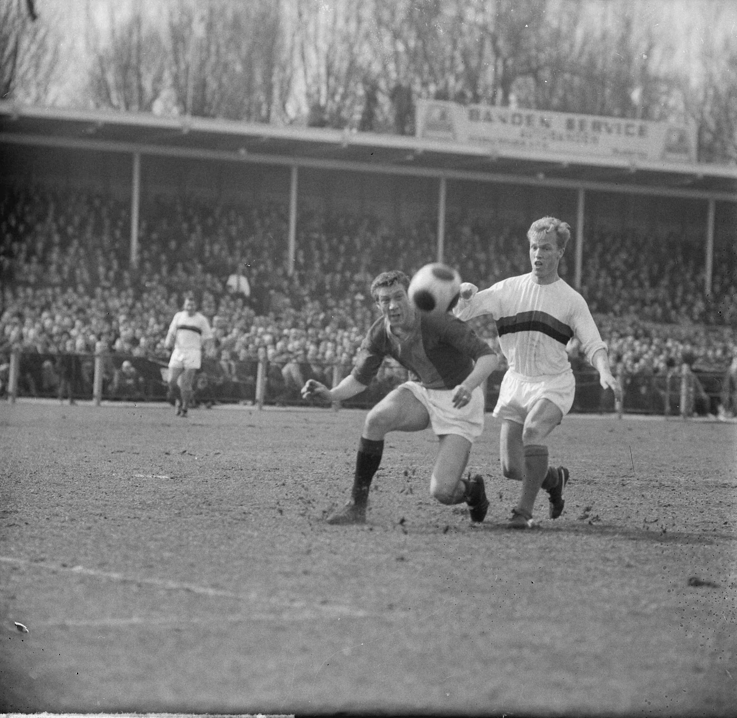 Fotocollectie Anefo — Voetbal. ADO tegen DWS 1-0, Mansveld (ADO) in duel met Lenz (DWS) — Foto: Nijs, Jac. de / Anefo. Licentie: Set B: Rechtenvrij / Publiek Domein. Bron: Nationaal Archief. http://hdl.handle.net/10648/aa9b85ea-d0b4-102d-bcf8-003048976d84