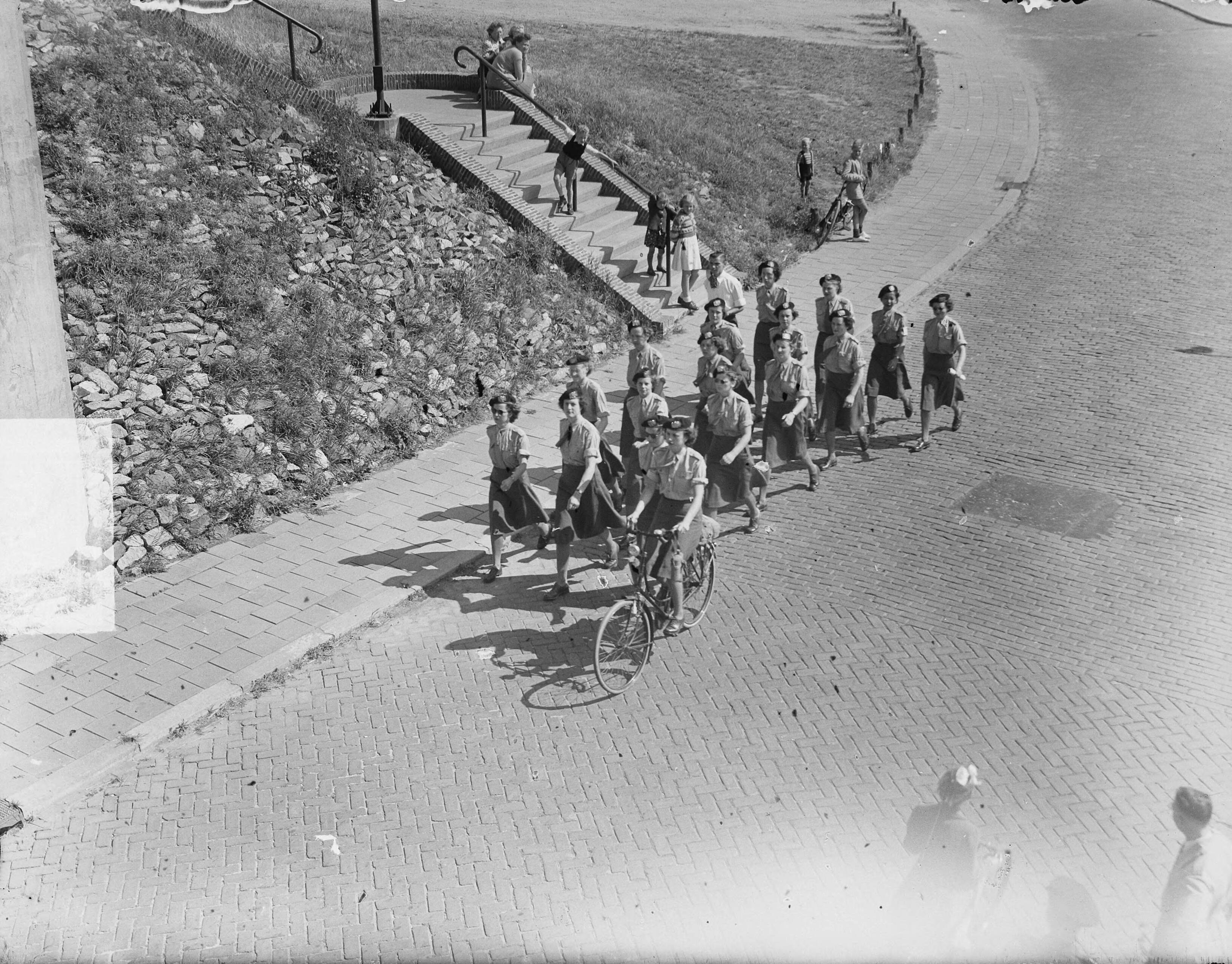 De Rotterdammer Mars — "De Rotterdammer Mars", wandeltocht van 35 kilometer (hoofdmars) of 20 kilometer (jeugdmars) — Foto: Oorschot, […] van / Anefo. Licentie: Set B: Rechtenvrij / Publiek Domein. Bron: Nationaal Archief. http://hdl.handle.net/10648/a8dae8b8-d0b4-102d-bcf8-003048976d84