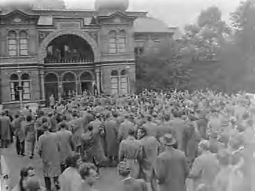 Fotocollectie Anefo — Protestbijeenkomst opticiens in de Dierentuin te Den Haag — Foto: Behrens, Herbert F. / Anefo. Licentie: Set B: Rechtenvrij / Publiek Domein. Bron: Nationaal Archief. http://hdl.handle.net/10648/a9863f60-d0b4-102d-bcf8-003048976d84