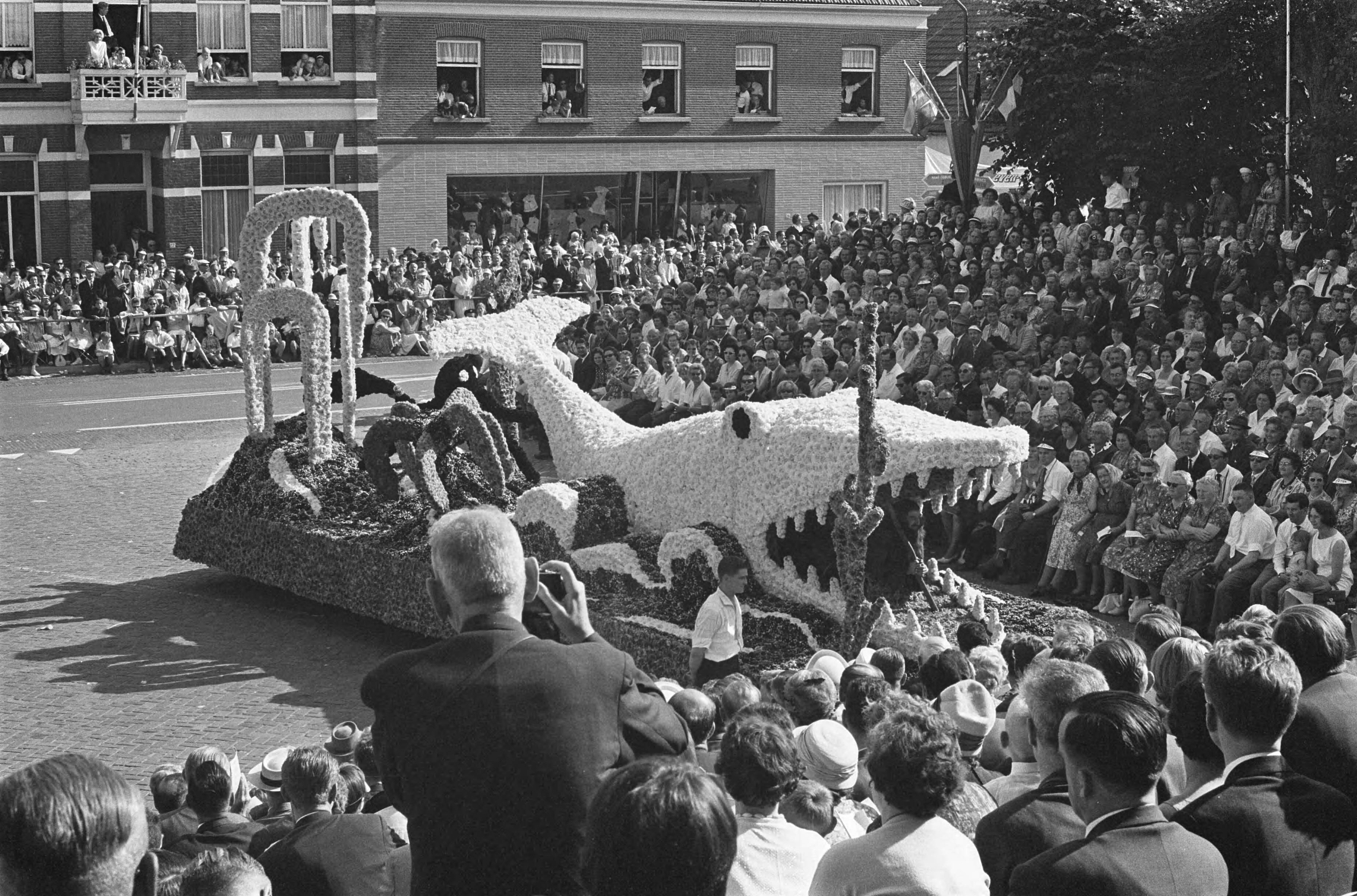 Fotocollectie Anefo — Bloemencorso te Zundert, praalwagen die Nautilus uitbeeld — Foto: Gelderen, Hugo van / Anefo. Licentie: Set B: Rechtenvrij / Publiek Domein. Bron: Nationaal Archief. http://hdl.handle.net/10648/aa15bdca-d0b4-102d-bcf8-003048976d84