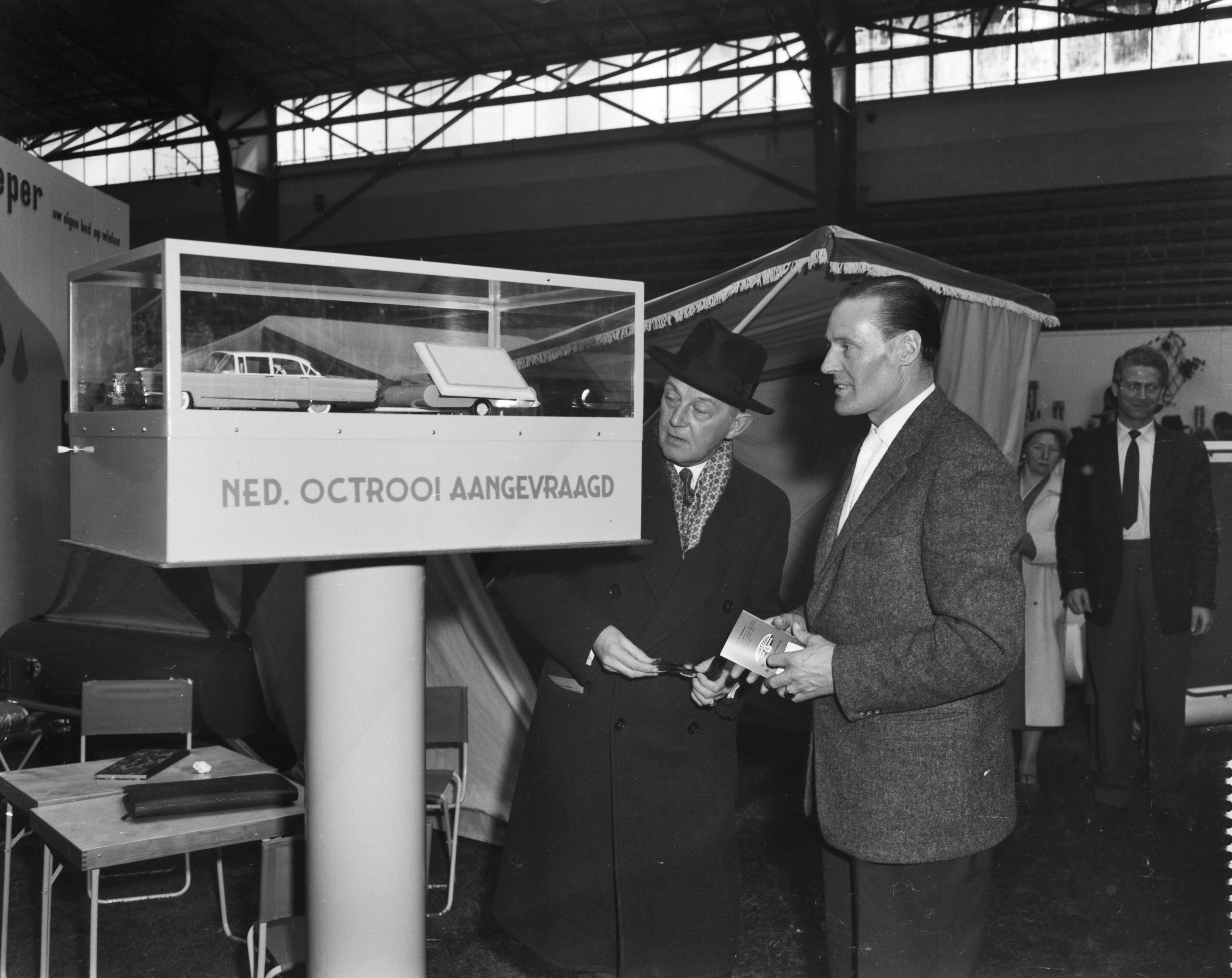 Fotocollectie Anefo — Opening tentoonstelling "Goed Kamp" in de Houtrusthallen te Den Haag door burgemeester mr. H. A. M. T. Kolfschoten — Foto: Behrens, Herbert F. / Anefo. Licentie: Set B: Rechtenvrij / Publiek Domein. Bron: Nationaal Archief. http://hdl.handle.net/10648/a979962a-d0b4-102d-bcf8-003048976d84