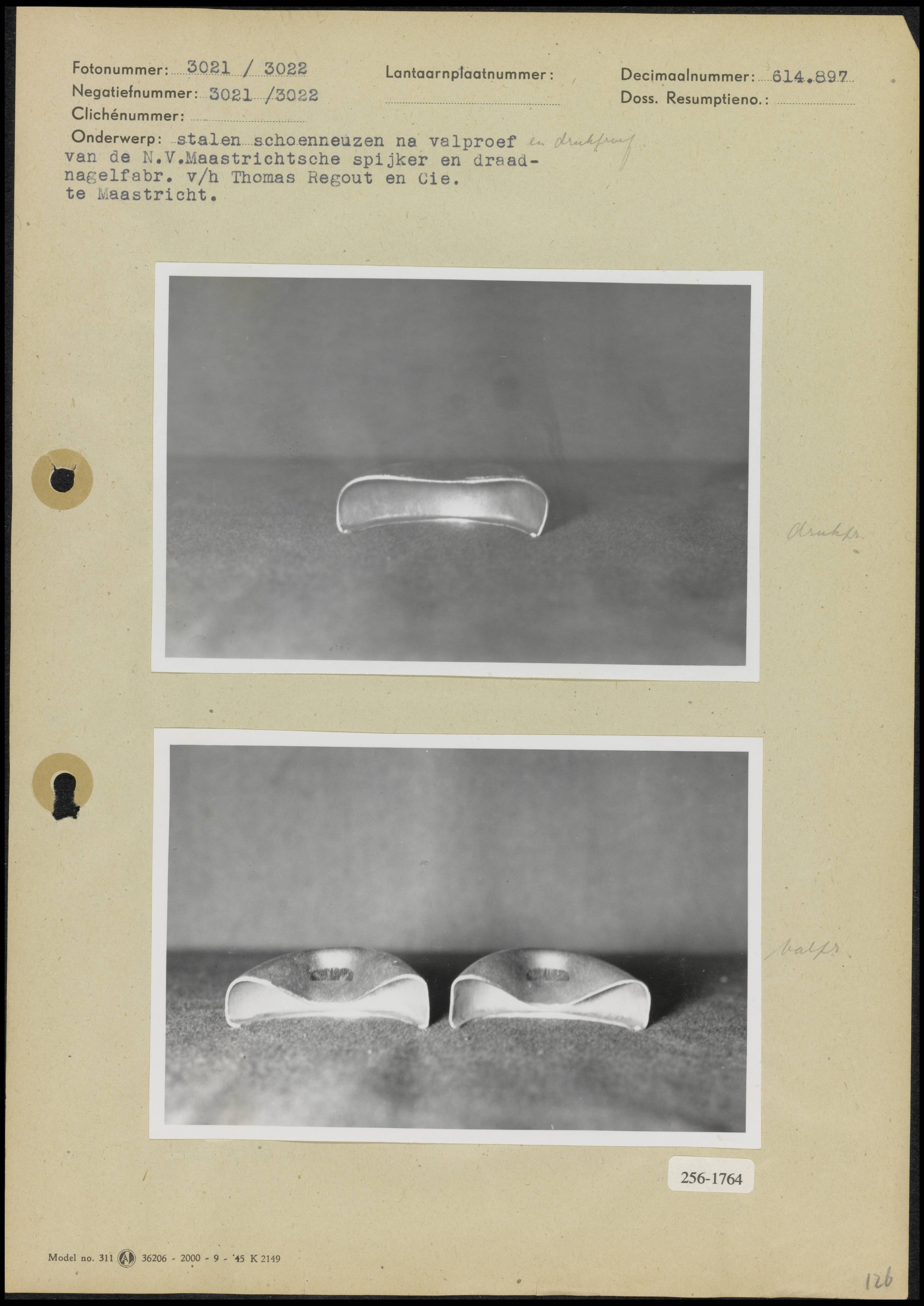 Beproeving van stalen schoenneuzen — Foto 1: Stalen schoenneuzen van de Maastrichtse Spijker- en Draadnagel-Fabriek Thomas Regout & Co na een drukproef (9,5x14 cm; Fotograaf onbekend) Foto 2: Stalen schoenneuzen van de Maastrichtse Spijker- en Draadnagel-Fabriek Thomas Regout & Co na een valproef (9,5x14 cm; Fotograaf onbekend) — Foto: Onbekend / Publiek Domein of Rechtenvrij. Licentie: Set B: Rechtenvrij / Publiek Domein. Bron: Nationaal Archief. http://hdl.handle.net/10648/b0184472-d0b4-102d-bcf8-003048976d84