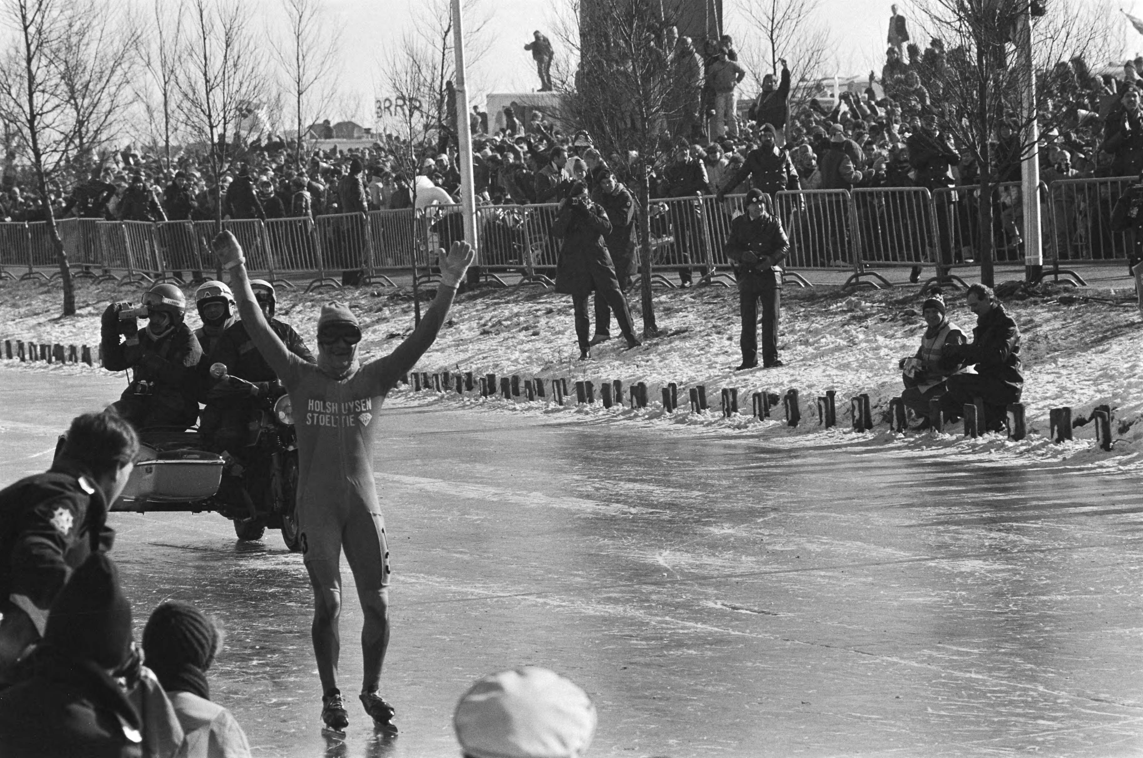 Elfstedentocht 1986 — Evert van Benthem gaat juichend over de finish — Foto: Croes, Rob C. / Anefo. Licentie: Set B: Rechtenvrij / Publiek Domein. Bron: Nationaal Archief. http://hdl.handle.net/10648/ad504f14-d0b4-102d-bcf8-003048976d84