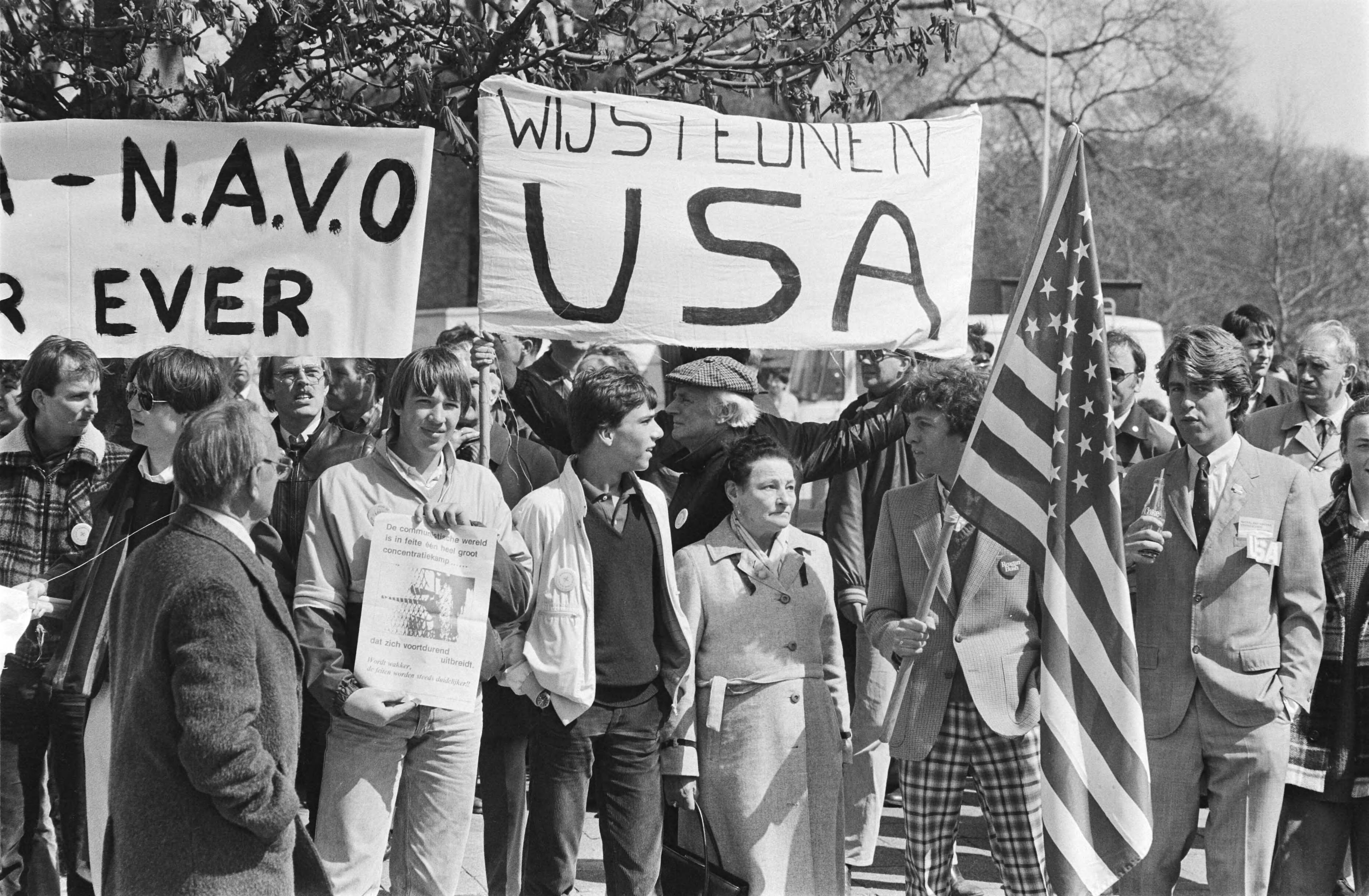 Fotocollectie Anefo — Pro-Amerikademonstratie in Den Haag door de OSL Stichtingen georganiseerd. De demonstranten onderweg — Foto: Bogaerts, Rob / Anefo. Licentie: Set B: Rechtenvrij / Publiek Domein. Bron: Nationaal Archief. http://hdl.handle.net/10648/ad15e91e-d0b4-102d-bcf8-003048976d84