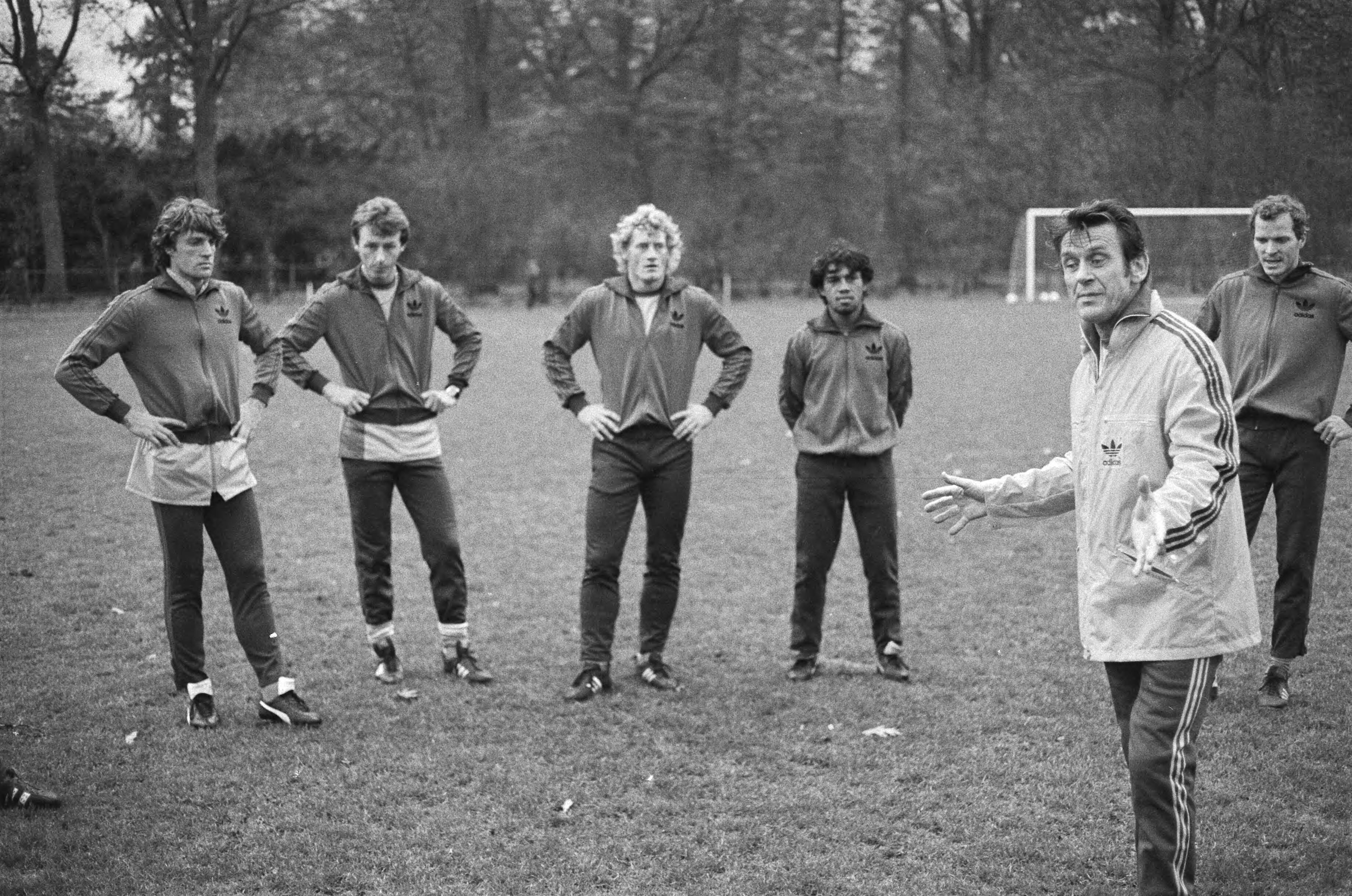 Fotocollectie Anefo — Training Nederlands elftal in Zeist i.v.m. voetbalinterland tegen Belgie a.s. woensdag, Krol, Hovenkamp, Kist, Tahamata, bondscoach Zwartkruis en Willy van der Kerkhof — Foto: Antonisse, Marcel / Anefo. Licentie: Set B: Rechtenvrij / Publiek Domein. Bron: Nationaal Archief. http://hdl.handle.net/10648/acedc63c-d0b4-102d-bcf8-003048976d84