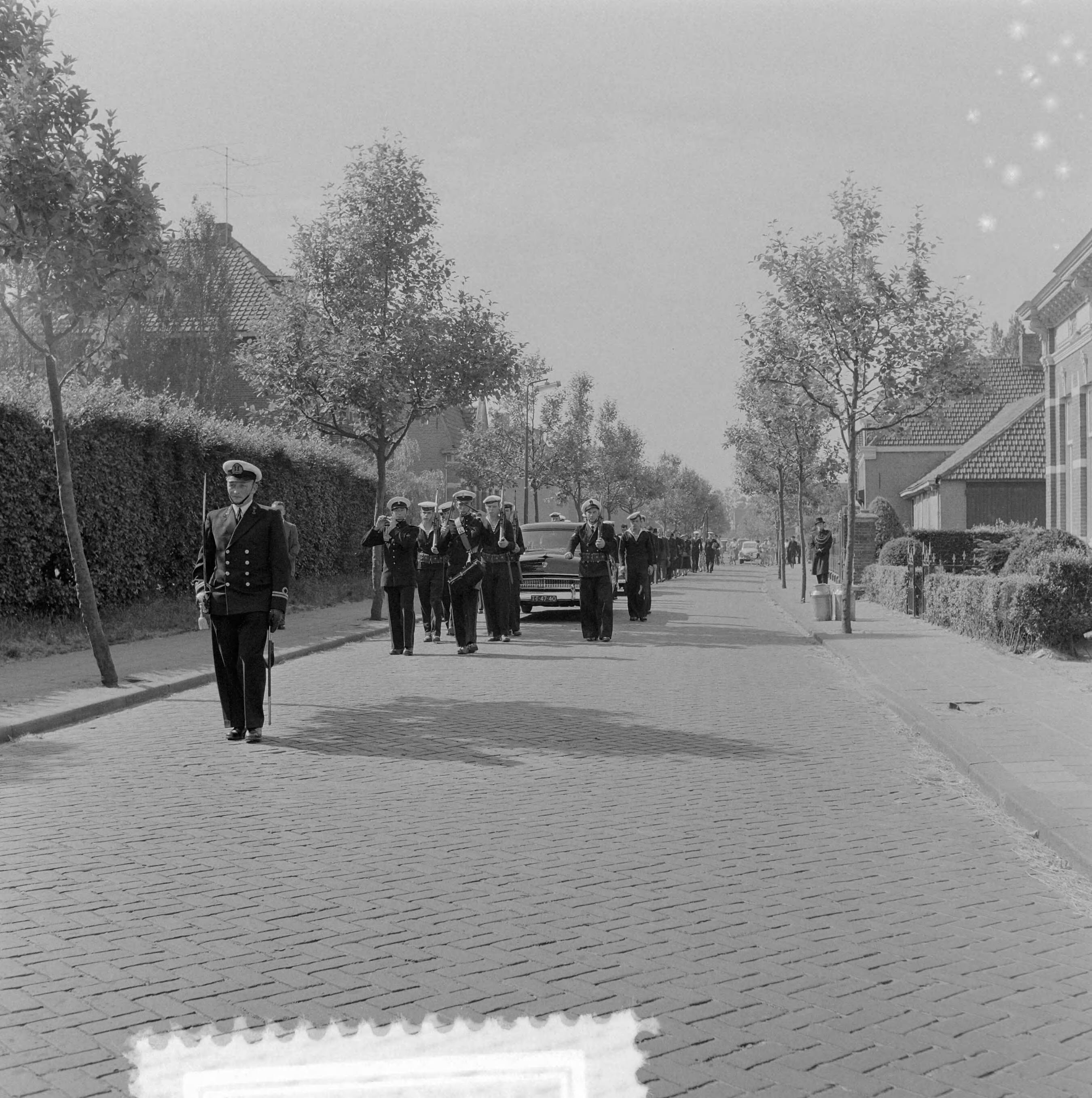 Fotocollectie Anefo — Marinebegrafenis van matroos 3e klasse H. A. Nunten te Teteringen — Foto: Behrens, Herbert F. / Anefo. Licentie: Set B: Rechtenvrij / Publiek Domein. Bron: Nationaal Archief. http://hdl.handle.net/10648/a9646822-d0b4-102d-bcf8-003048976d84