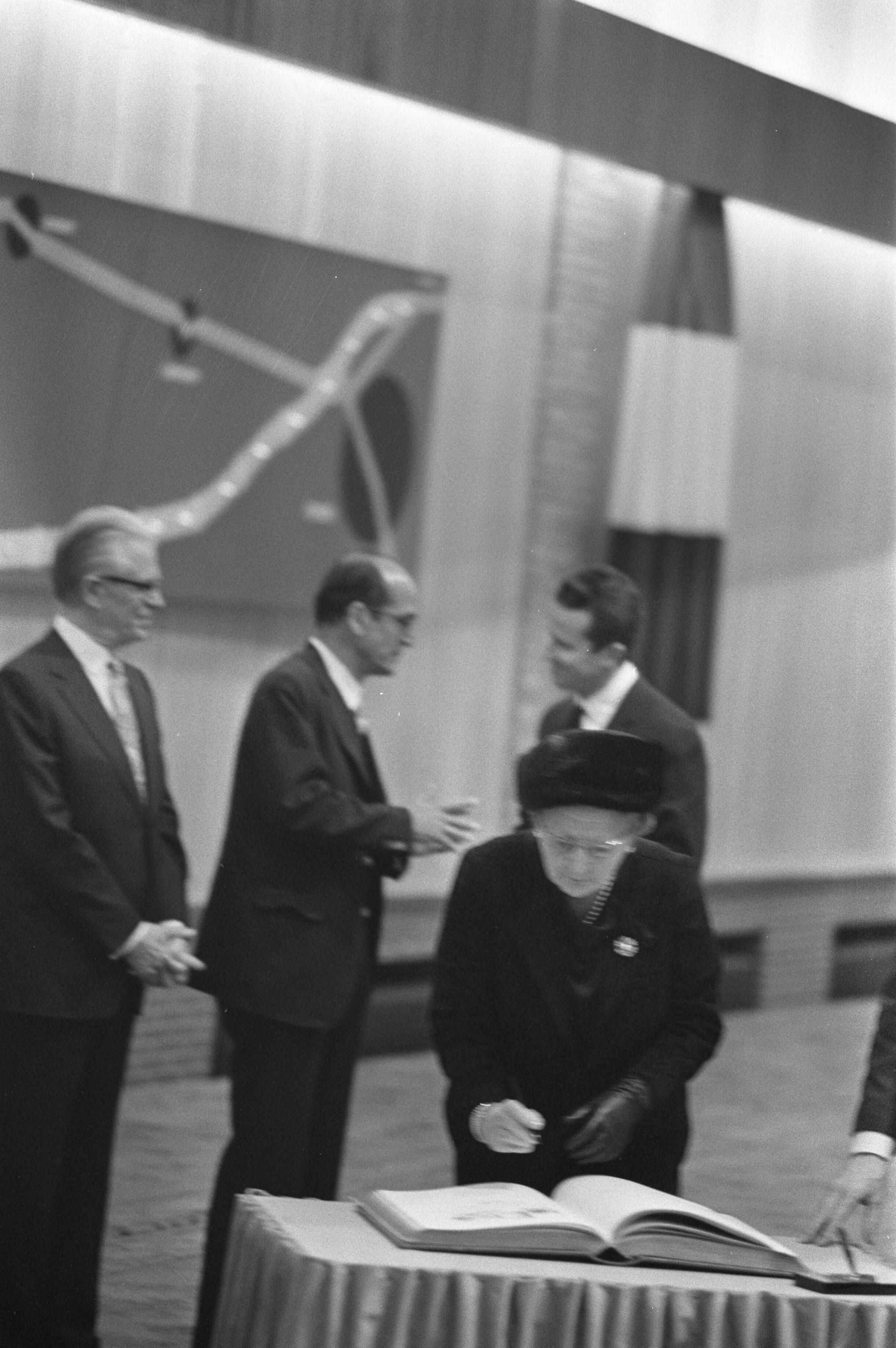 Opening van de E10, de nieuwe snelweg tussen Breda en Antwerpen, door — Koningin Juliana en koning Boudewijn plaatsen hun handtekening — Foto: Fotograaf Onbekend / Anefo. Licentie: Set B: Rechtenvrij / Publiek Domein. Bron: Nationaal Archief. http://hdl.handle.net/10648/abde5f86-d0b4-102d-bcf8-003048976d84