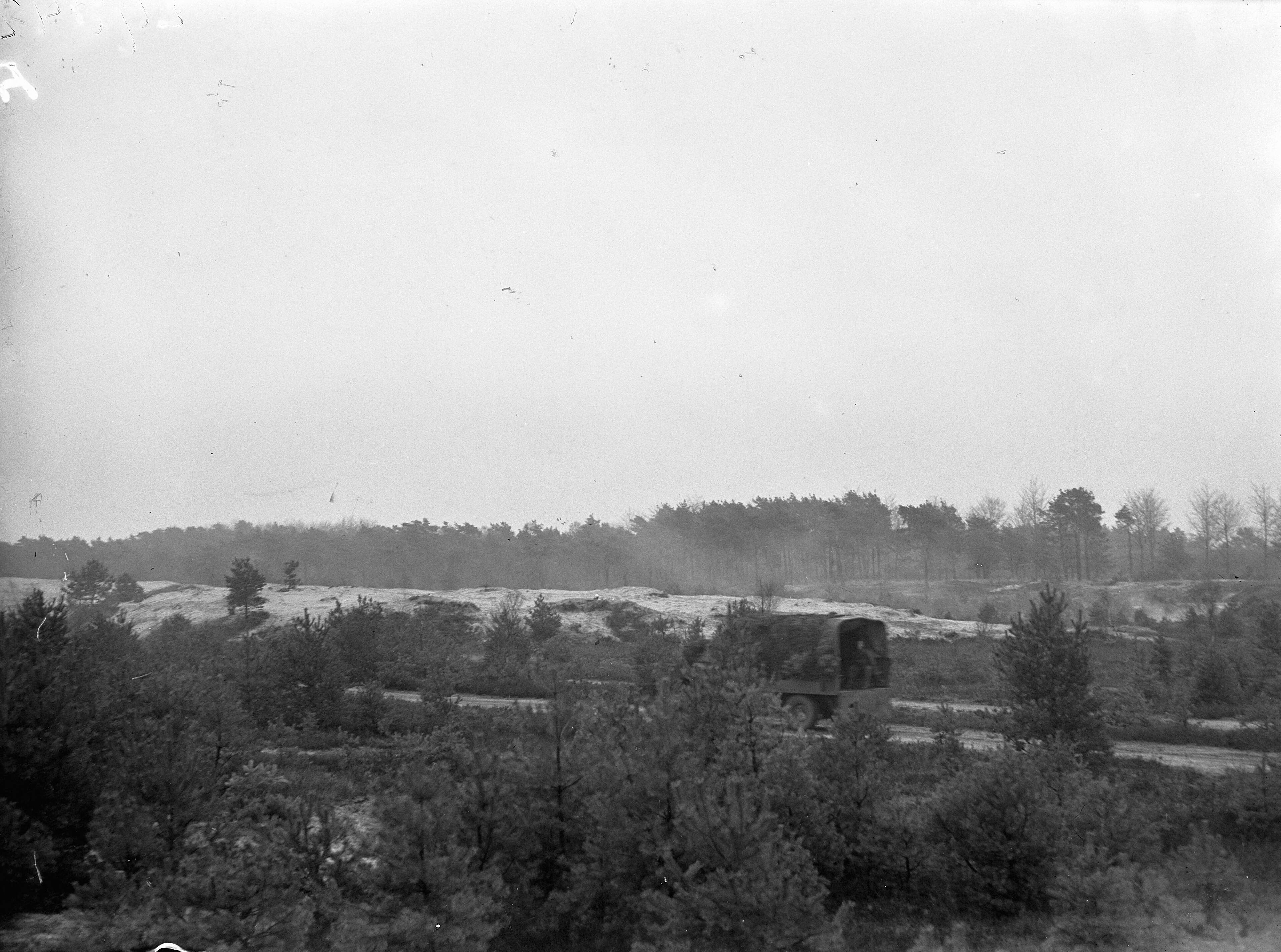 Fotocollectie Anefo — Oefening militairen Indisch instructiebataljon te Bilthoven — Foto: Noske, J.D. / Anefo. Licentie: Set B: Rechtenvrij / Publiek Domein. Bron: Nationaal Archief. http://hdl.handle.net/10648/ad7a7cb2-d0b4-102d-bcf8-003048976d84