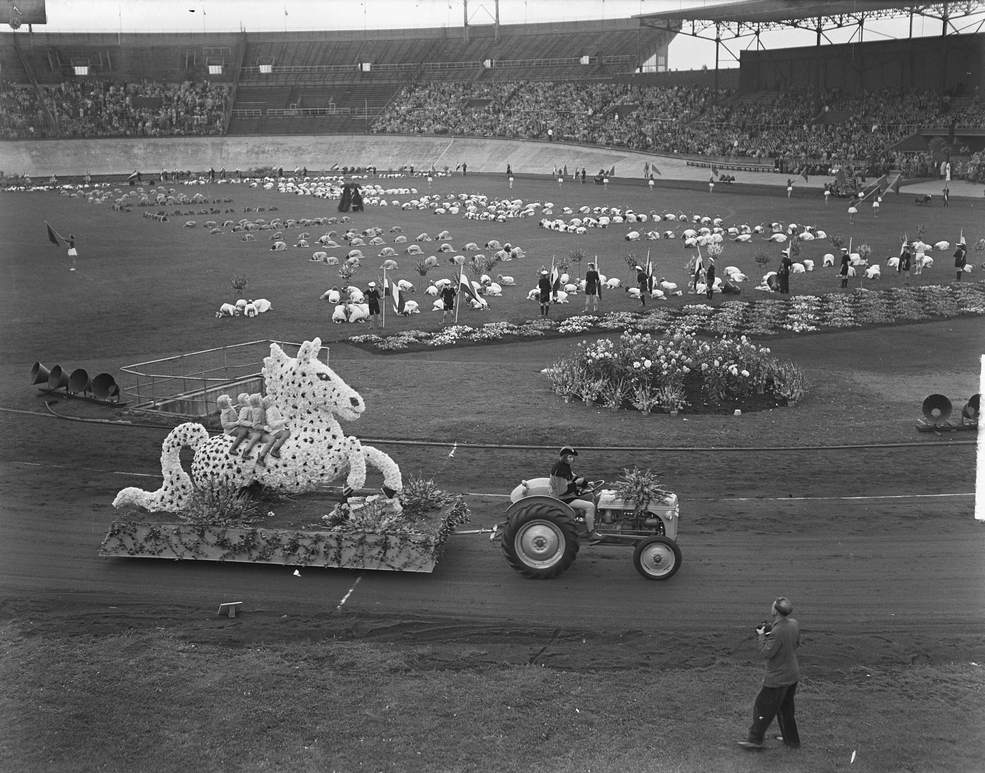 Bloemencorso van Aalsmeer te Amsterdam — Foto: Bilsen, Joop van / Anefo. — Licentie: Set B: Rechtenvrij / Publiek Domein. Bron: Nationaal Archief. http://hdl.handle.net/10648/a8dec96a-d0b4-102d-bcf8-003048976d84