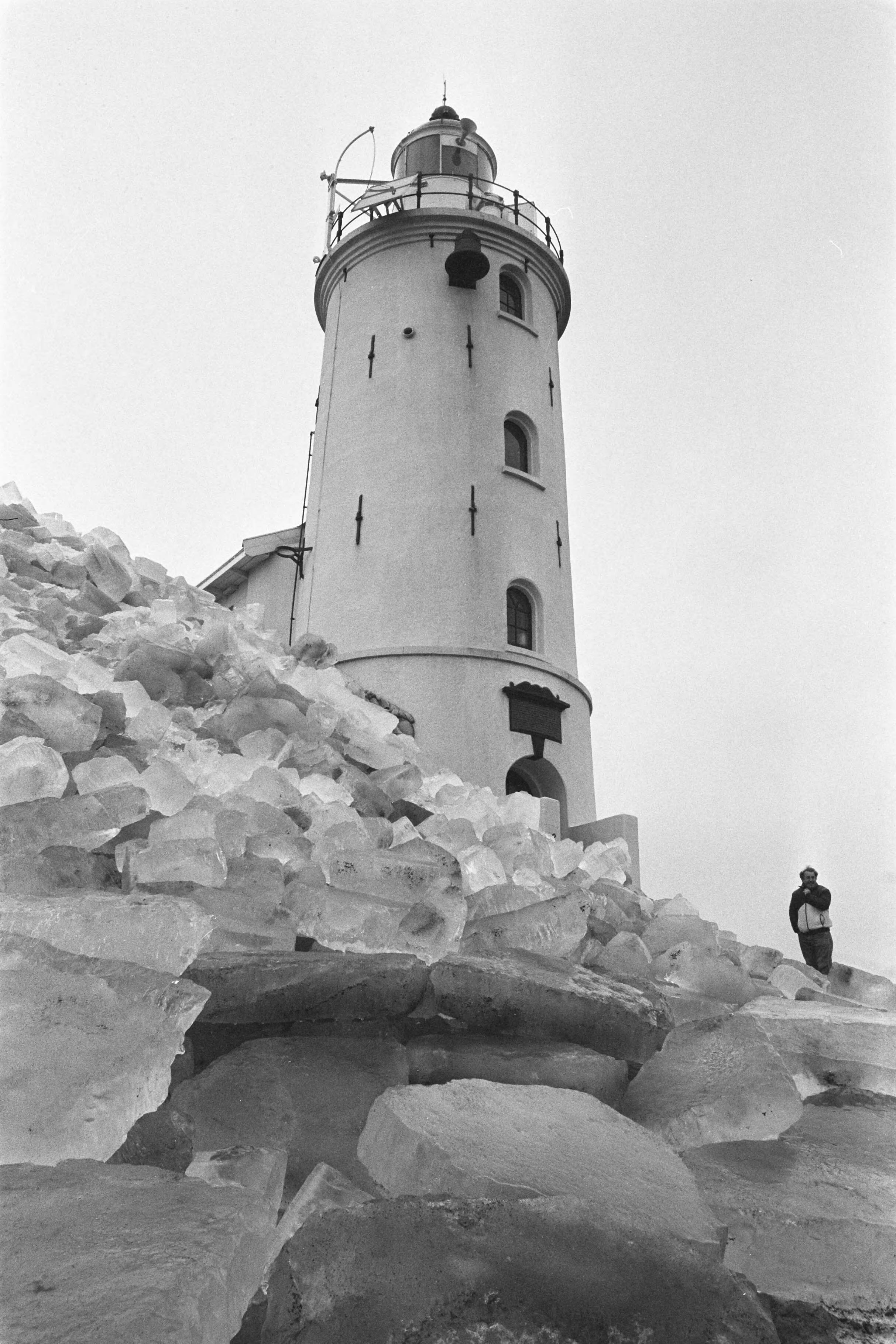 Fotocollectie Anefo — Kruiend ijs op IJsselmeer; vuurtoren van Marken achter berg ijs — Foto: Croes, Rob C. / Anefo. Licentie: Set B: Rechtenvrij / Publiek Domein. Bron: Nationaal Archief. http://hdl.handle.net/10648/ad5c6fb0-d0b4-102d-bcf8-003048976d84