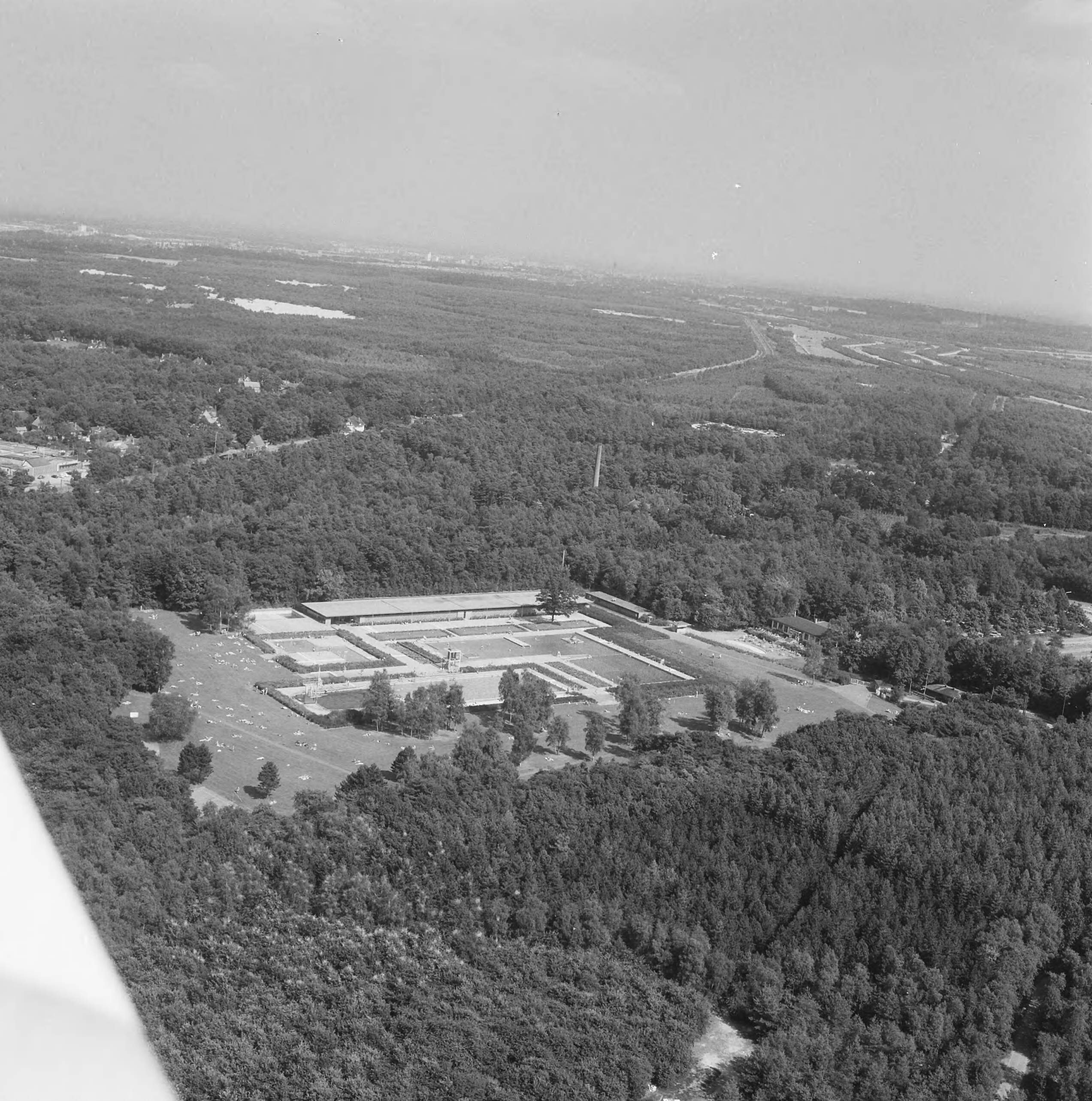 Fotocollectie Nederlandse Heidemaatschappij — Luchtopname. Openluchtzwembad Dijnselburg te Zeist — Foto: Fotograaf Onbekend / Heidemij. Licentie: Set B: Rechtenvrij / Publiek Domein. Bron: Nationaal Archief. http://hdl.handle.net/10648/ae86aaa4-d0b4-102d-bcf8-003048976d84