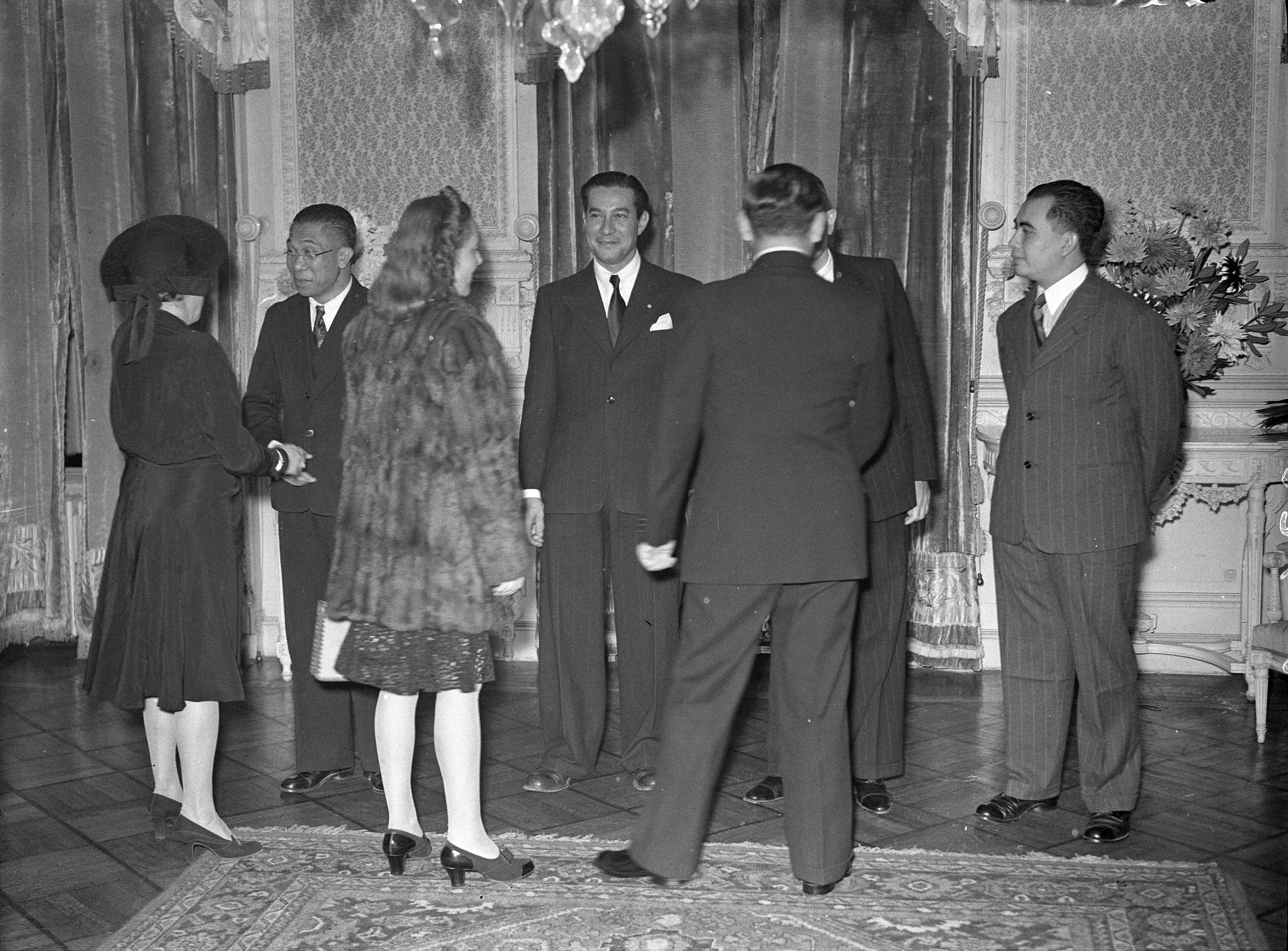 Fotocollectie Anefo — Cocktailparty op Kasteel Oud-Wassenaar t.g.v. bezoek president van Oost-Indonesië Tjokorda Gde Rake Sukawati (links). In het midden sultan Hamid II van Pontianak — Foto: Sagers, Harry / Anefo. Licentie: Set B: Rechtenvrij / Publiek Domein. Bron: Nationaal Archief. http://hdl.handle.net/10648/a8acf7a0-d0b4-102d-bcf8-003048976d84