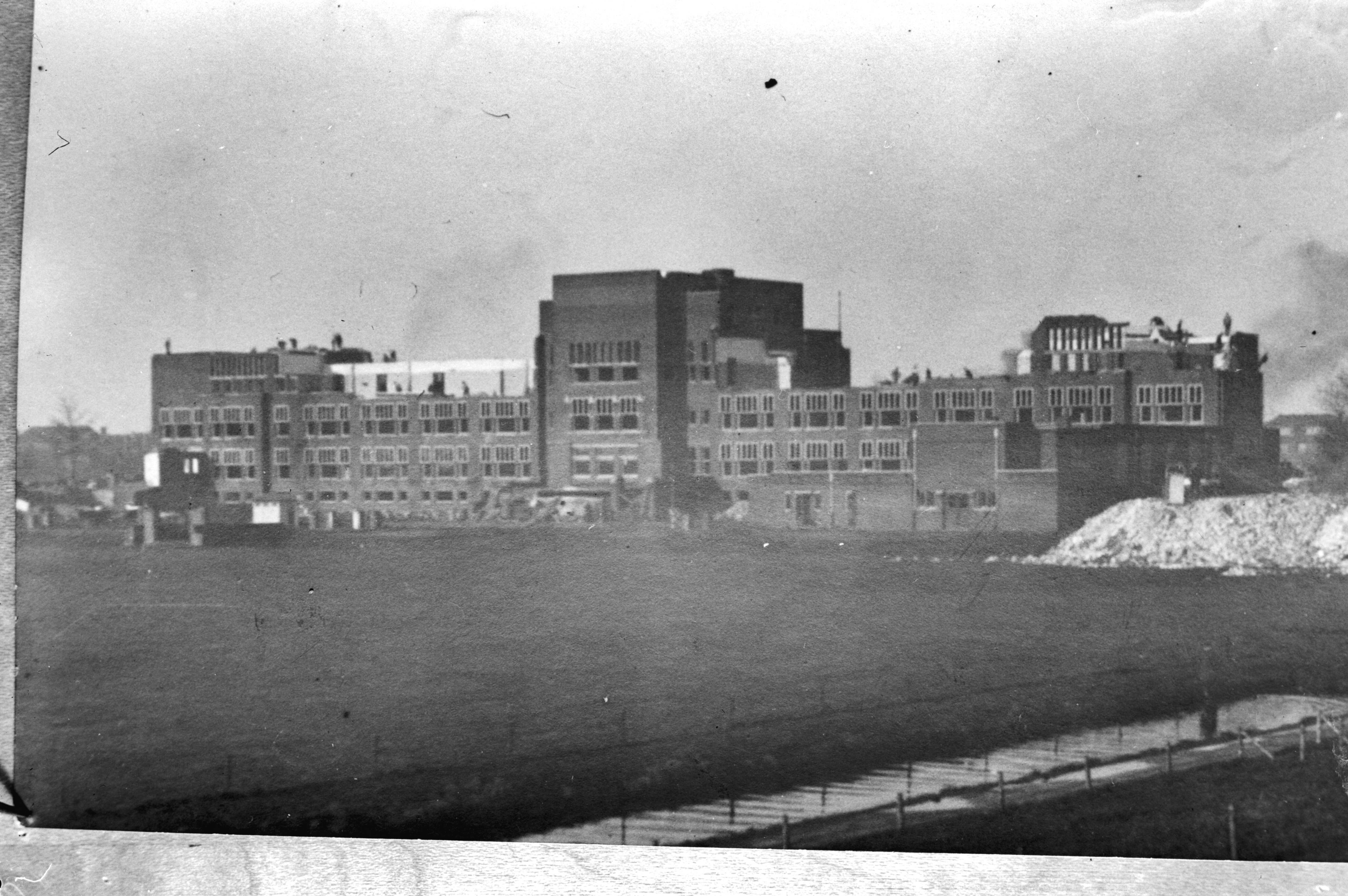 Fotocollectie Anefo — Den Haag. Afbraak voor bouw Atlantikwall. Lyceum/ HBS aan het Stokroosplein — Foto: Doka / Anefo. Licentie: Set B: Rechtenvrij / Publiek Domein. Bron: Nationaal Archief. http://hdl.handle.net/10648/ad7d49f6-d0b4-102d-bcf8-003048976d84