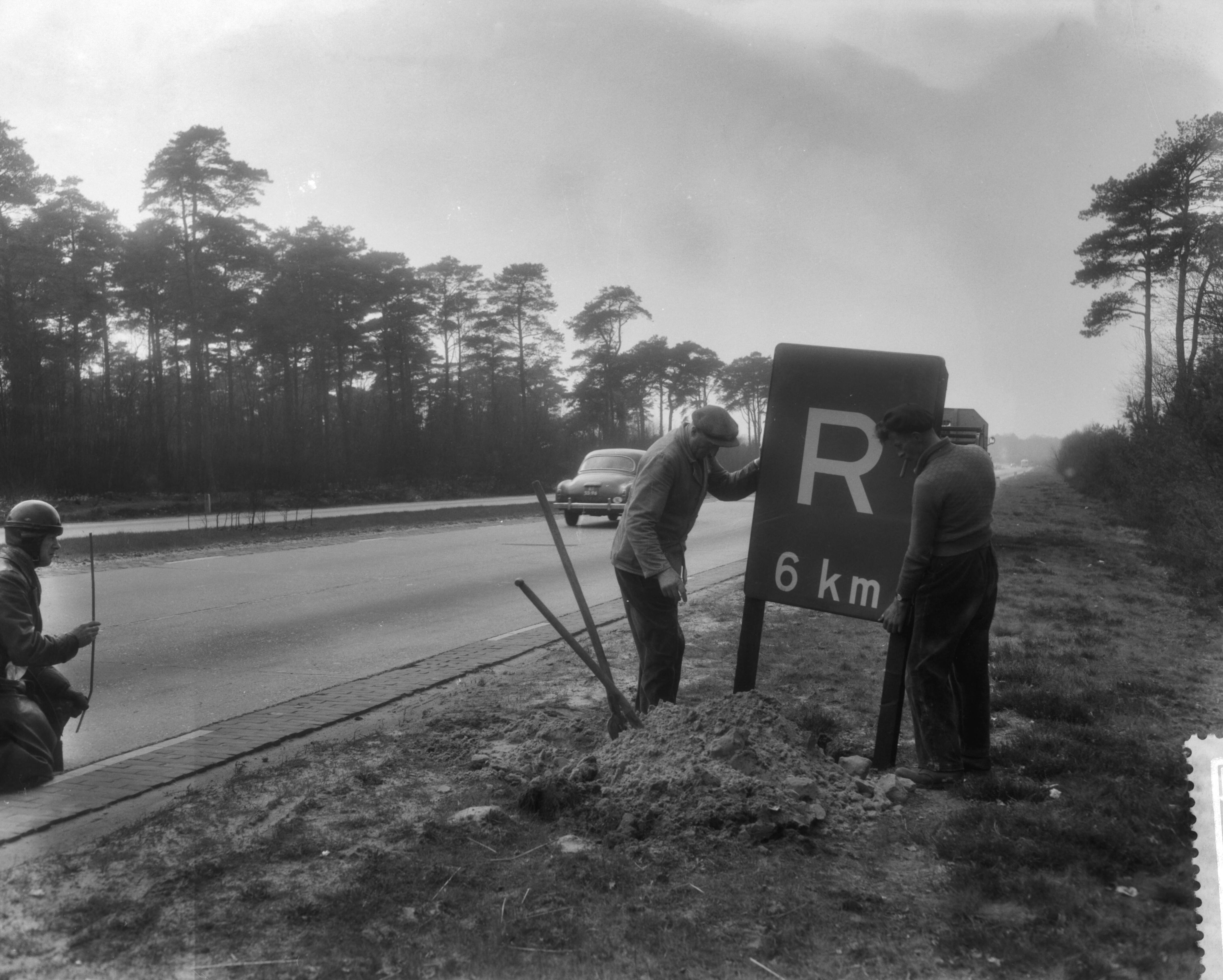 Fotocollectie Anefo — Eerste Nederlandse restaurant langs een autosnelweg Arnhem-Utrecht (A12) bij Bunnik. Borden worden geplaatst — Foto: Pot, Harry / Anefo. Licentie: Set B: Rechtenvrij / Publiek Domein. Bron: Nationaal Archief. http://hdl.handle.net/10648/a990da24-d0b4-102d-bcf8-003048976d84