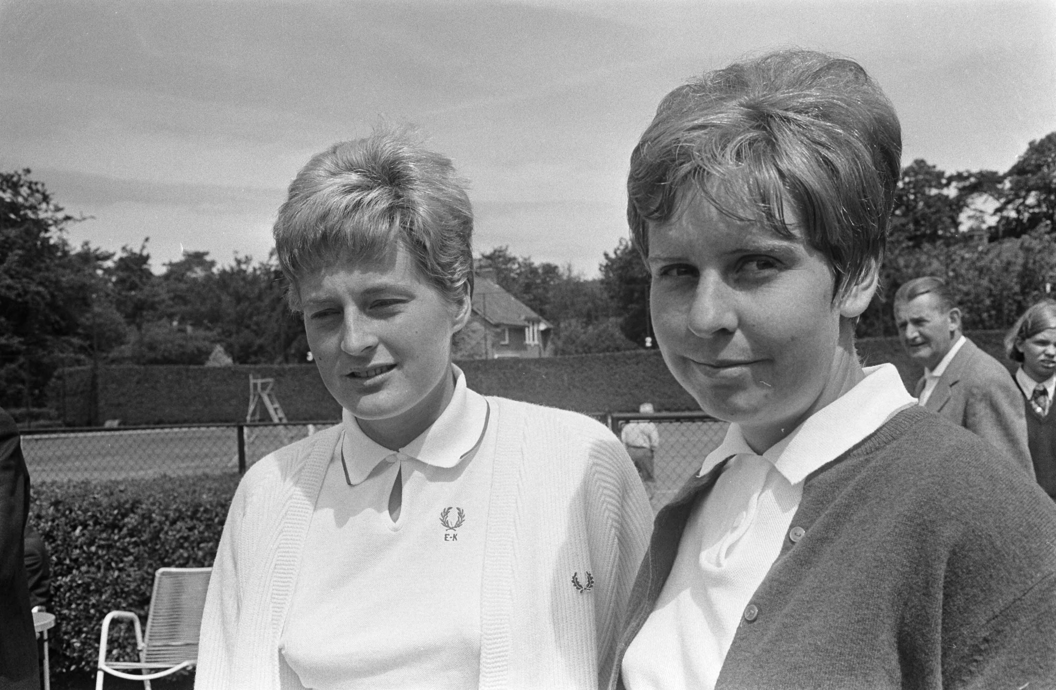 Fotocollectie Anefo — Internationale tenniskampioenschappen te Hilversum — Foto: Koch, Eric / Anefo. Licentie: Set B: Rechtenvrij / Publiek Domein. Bron: Nationaal Archief. http://hdl.handle.net/10648/aaf31936-d0b4-102d-bcf8-003048976d84