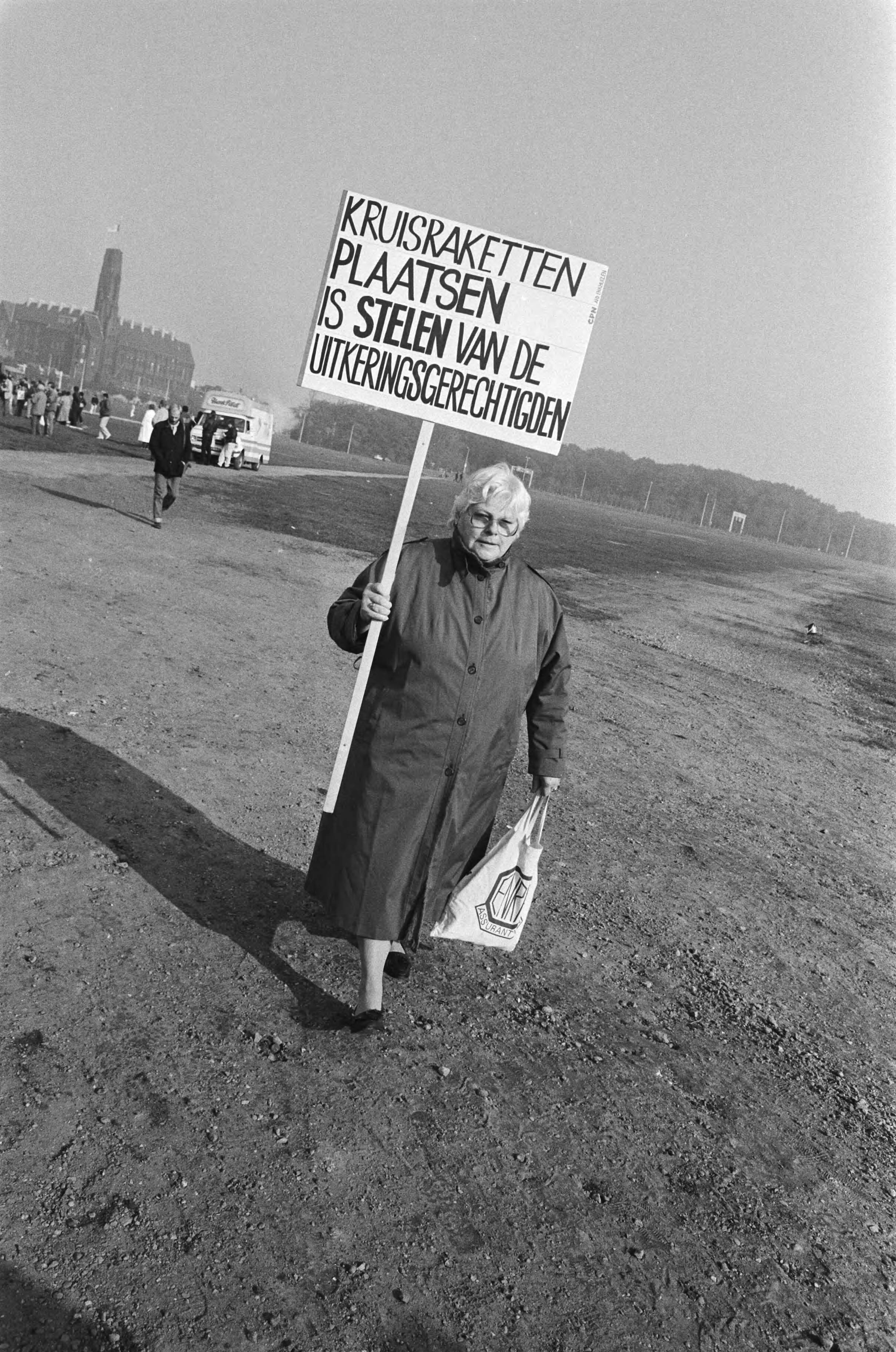 Fotocollectie Anefo — Demonstratie tegen kruisraketten in Den Haag in verband met slotmanifestatie volkspetitionnement — Foto: Bogaerts, Rob / Anefo. Licentie: Set B: Rechtenvrij / Publiek Domein. Bron: Nationaal Archief. http://hdl.handle.net/10648/ad4c0ba2-d0b4-102d-bcf8-003048976d84