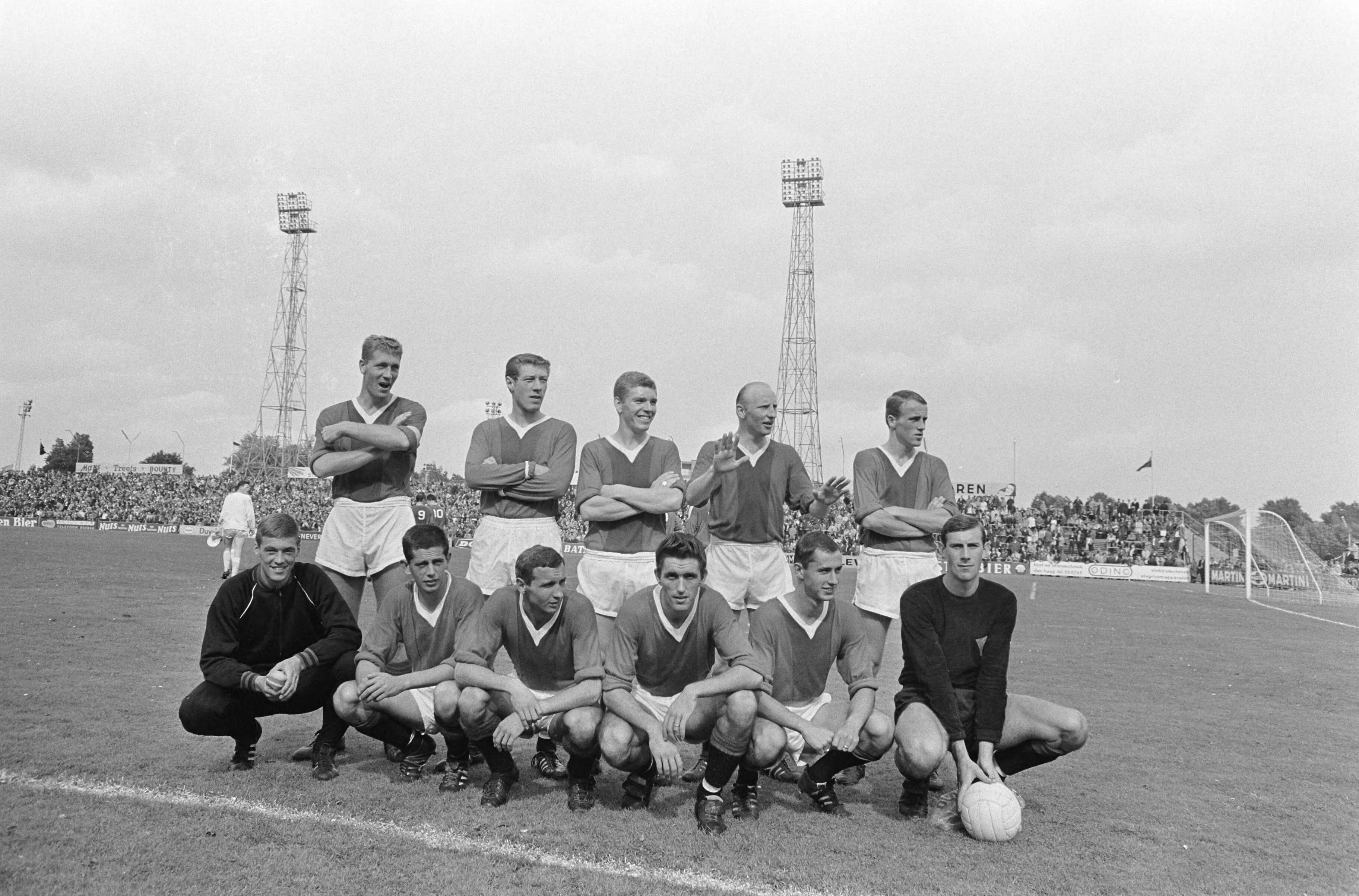 Voetbalwedstrijd van ADO-den Haag tegen Elinkwijk te Den Haag: 6-1 — Teamfoto ADO: Staand, v.l.n.r. Jan Villerius, Aad Mansveld, Henk Houwaart, Theo van den Burch en Harry Vos Zittend v.l.n.r. Henny Ardesch, Piet de Zoete, Kees Aarts, Lambert Maassen, René Pas en Ton Thie — Foto: Fotograaf Onbekend / Anefo. Licentie: Set B: Rechtenvrij / Publiek Domein. Bron: Nationaal Archief. http://hdl.handle.net/10648/aafb115e-d0b4-102d-bcf8-003048976d84