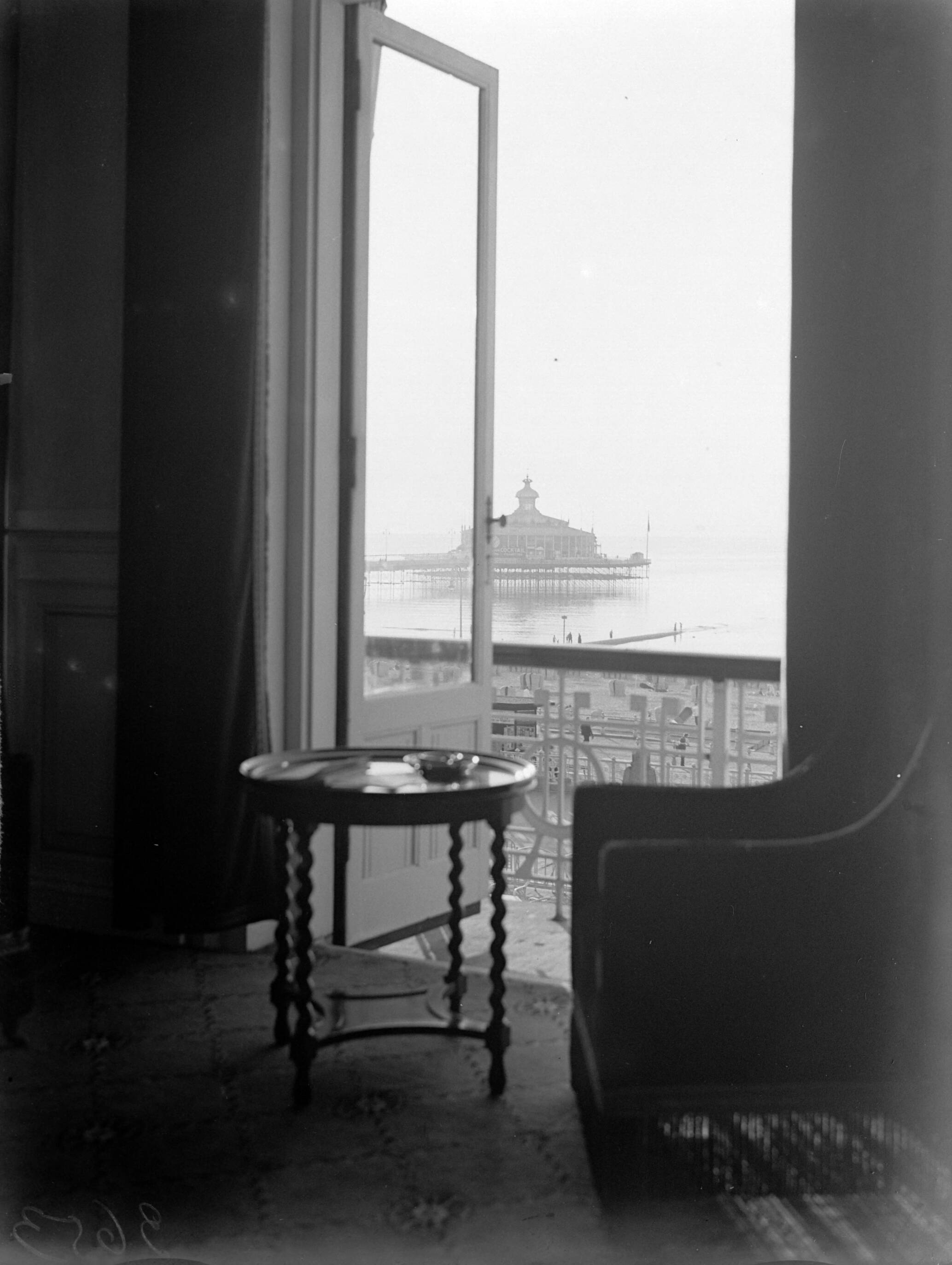 Scheveningen. — Uitzicht vanuit een hotelkamer in het Palace Hotel in Scheveningen — Foto: Poll, Willem van de. Licentie: Set B: Rechtenvrij / Publiek Domein. Bron: Nationaal Archief. http://hdl.handle.net/10648/ae9acc14-d0b4-102d-bcf8-003048976d84