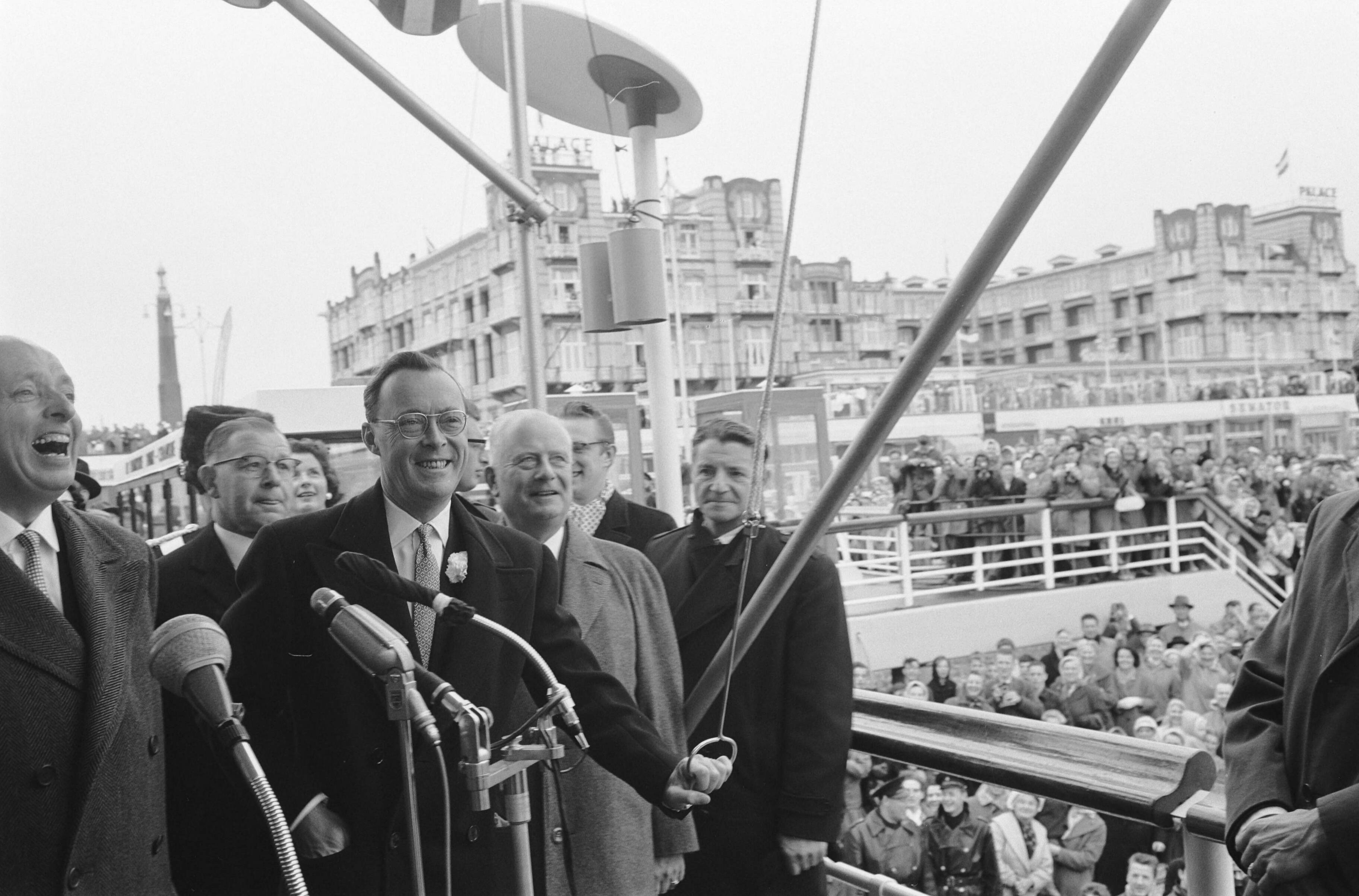 Opening door prins Bernhard van de nieuwe Pier te Scheveningen — Opening door prins Bernhard van de nieuwe Pier te Scheveningen. Bezichtiging van de Pier door Prins Bernhard — Foto: Pot, Harry / Anefo. Licentie: Set B: Rechtenvrij / Publiek Domein. Bron: Nationaal Archief. http://hdl.handle.net/10648/a9d5832c-d0b4-102d-bcf8-003048976d84