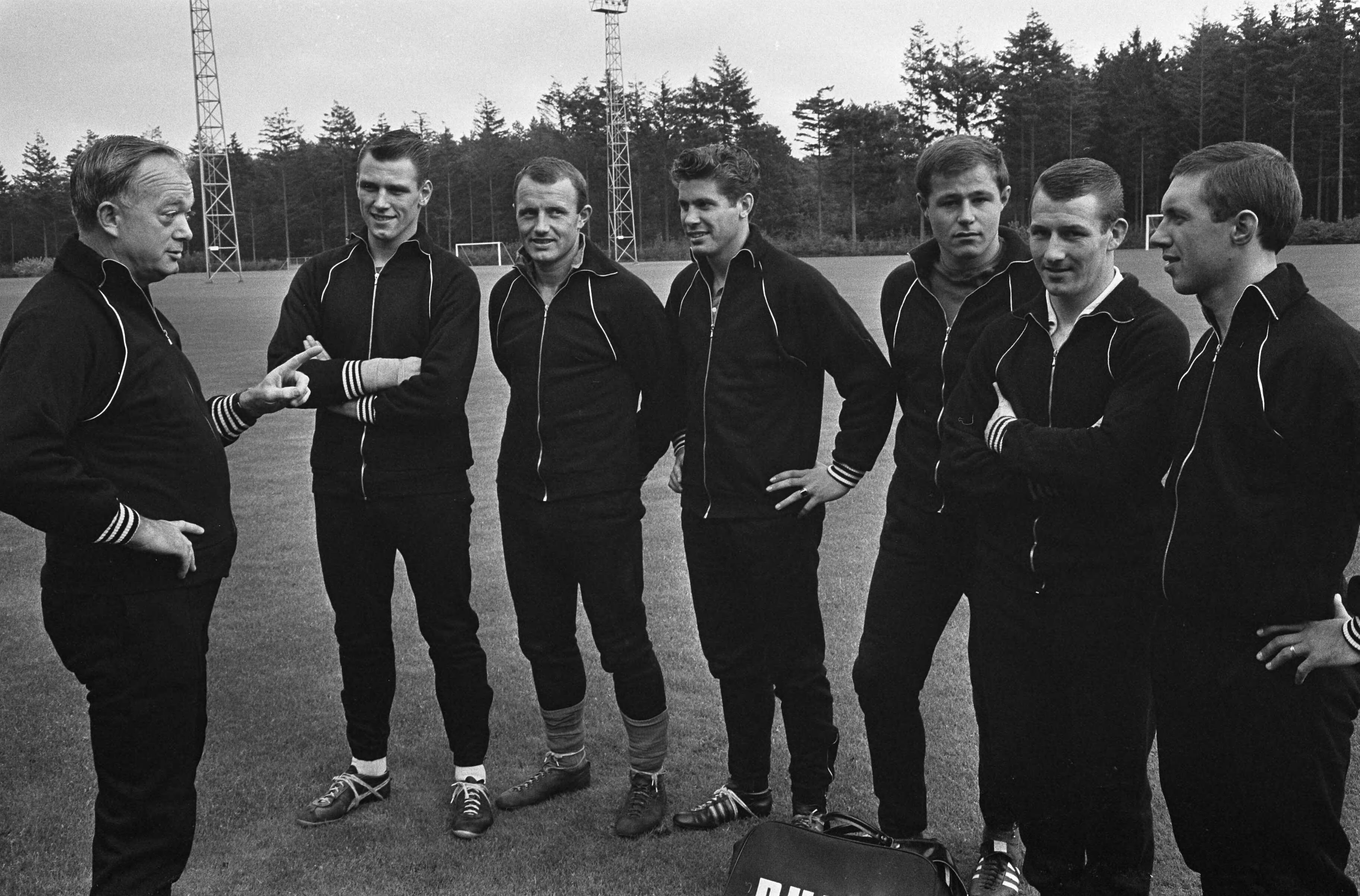 Fotocollectie Anefo — Training Nederlands elftal te Zeist, bondscoach Denis Neville met de nieuw uitgenodigde spelers v.l.n.r. Tonny van Leeuwen (GVAV), Ad Verhoeven (Sparta), HennievVan Nee (Heracles), Rinus Israël (DWS), Harry Heijnen (ADO) en Dick Hollander (DWS) — Foto: Pot, Harry / Anefo. Licentie: Set B: Rechtenvrij / Publiek Domein. Bron: Nationaal Archief. http://hdl.handle.net/10648/aa7a0c62-d0b4-102d-bcf8-003048976d84