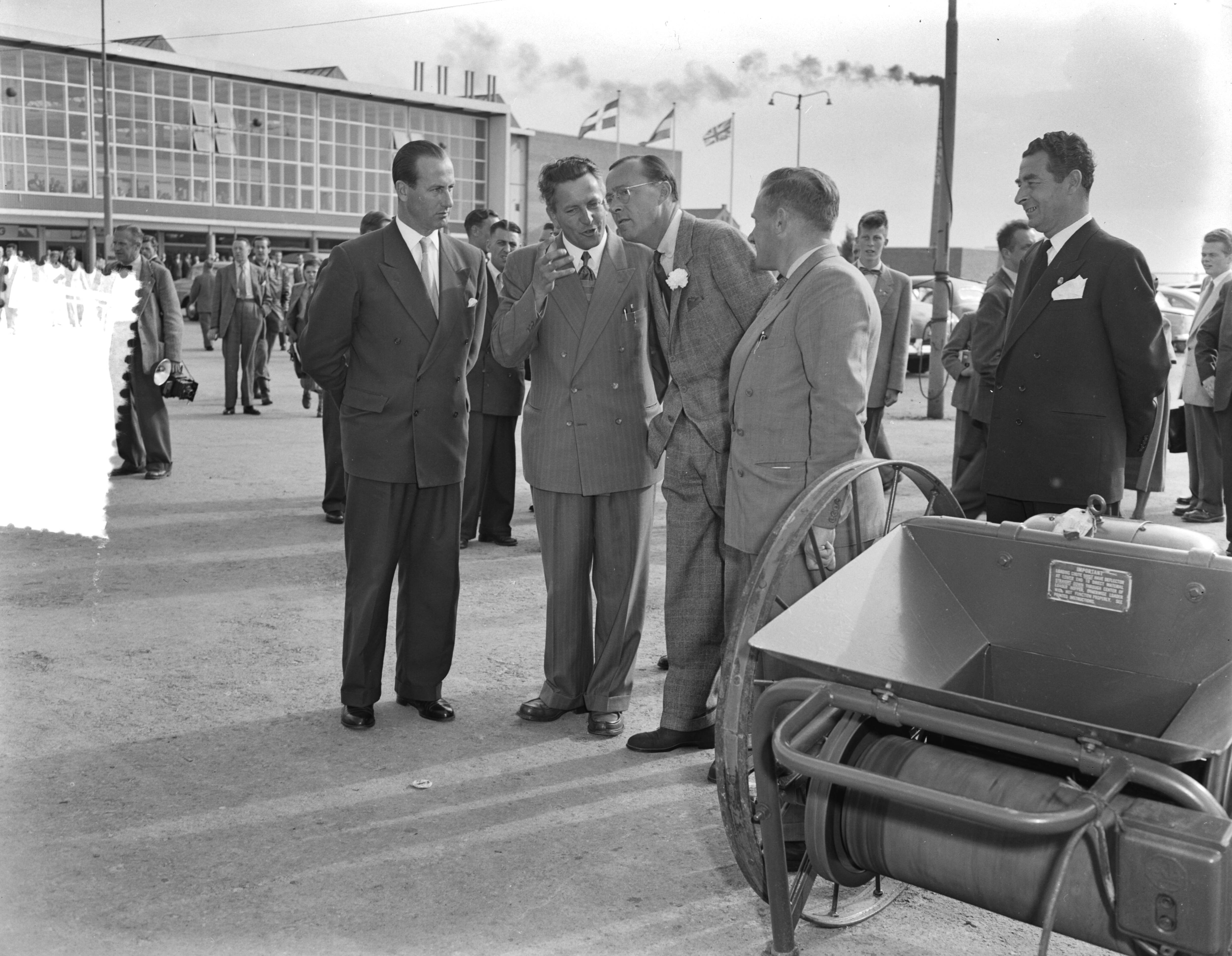 Prins Bernhard bezoekt de Jaarbeurs te Utrecht — Foto: Pot, Harry / Anefo. — Licentie: Set B: Rechtenvrij / Publiek Domein. Bron: Nationaal Archief. http://hdl.handle.net/10648/a93acbe8-d0b4-102d-bcf8-003048976d84