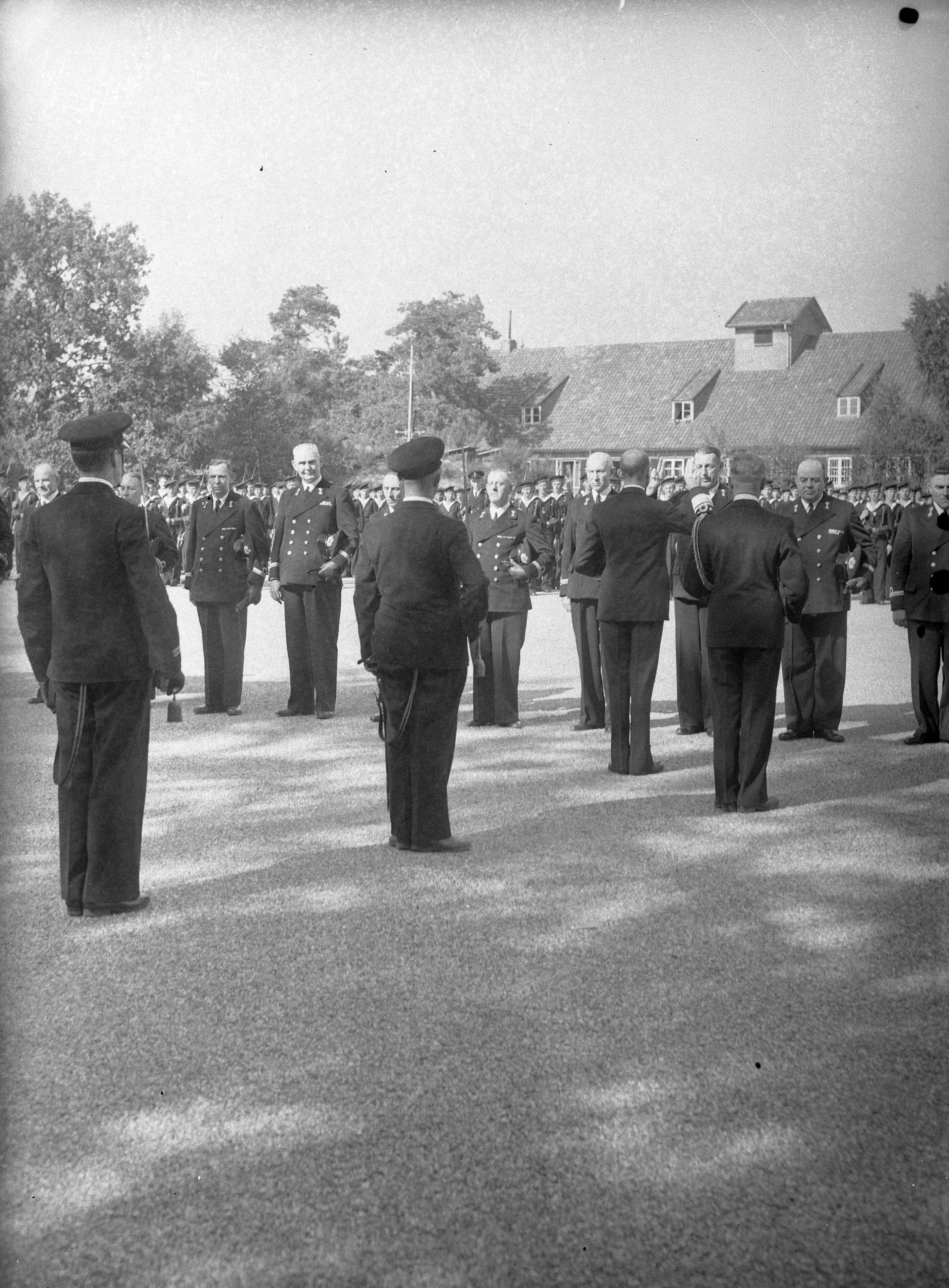 Fotocollectie Anefo — Beëdiging van 29 marine-officieren op het Marine Opleidingskamp te Hilversum. De Commandant der Marine Schout-bij-nacht J.J.L. Willinge neemt de eed af — Foto: Sagers, Harry / Anefo. Licentie: Set B: Rechtenvrij / Publiek Domein. Bron: Nationaal Archief. http://hdl.handle.net/10648/a8ac9738-d0b4-102d-bcf8-003048976d84