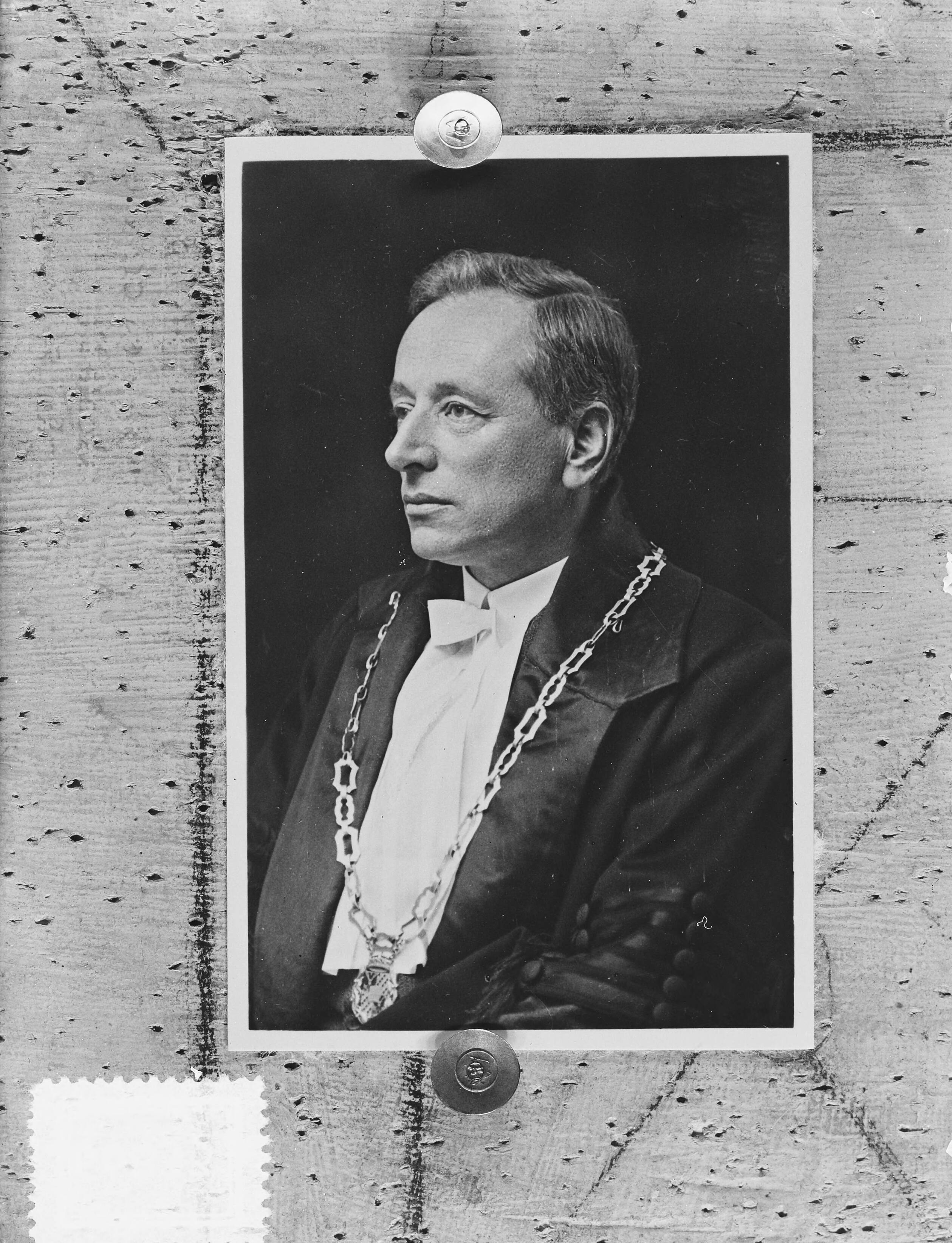 Fotocollectie Anefo — Prof. Zernike, Groningen. Nobelprijswinnaar — Foto: Doka / Anefo. Licentie: Set B: Rechtenvrij / Publiek Domein. Bron: Nationaal Archief. http://hdl.handle.net/10648/a916a7c2-d0b4-102d-bcf8-003048976d84