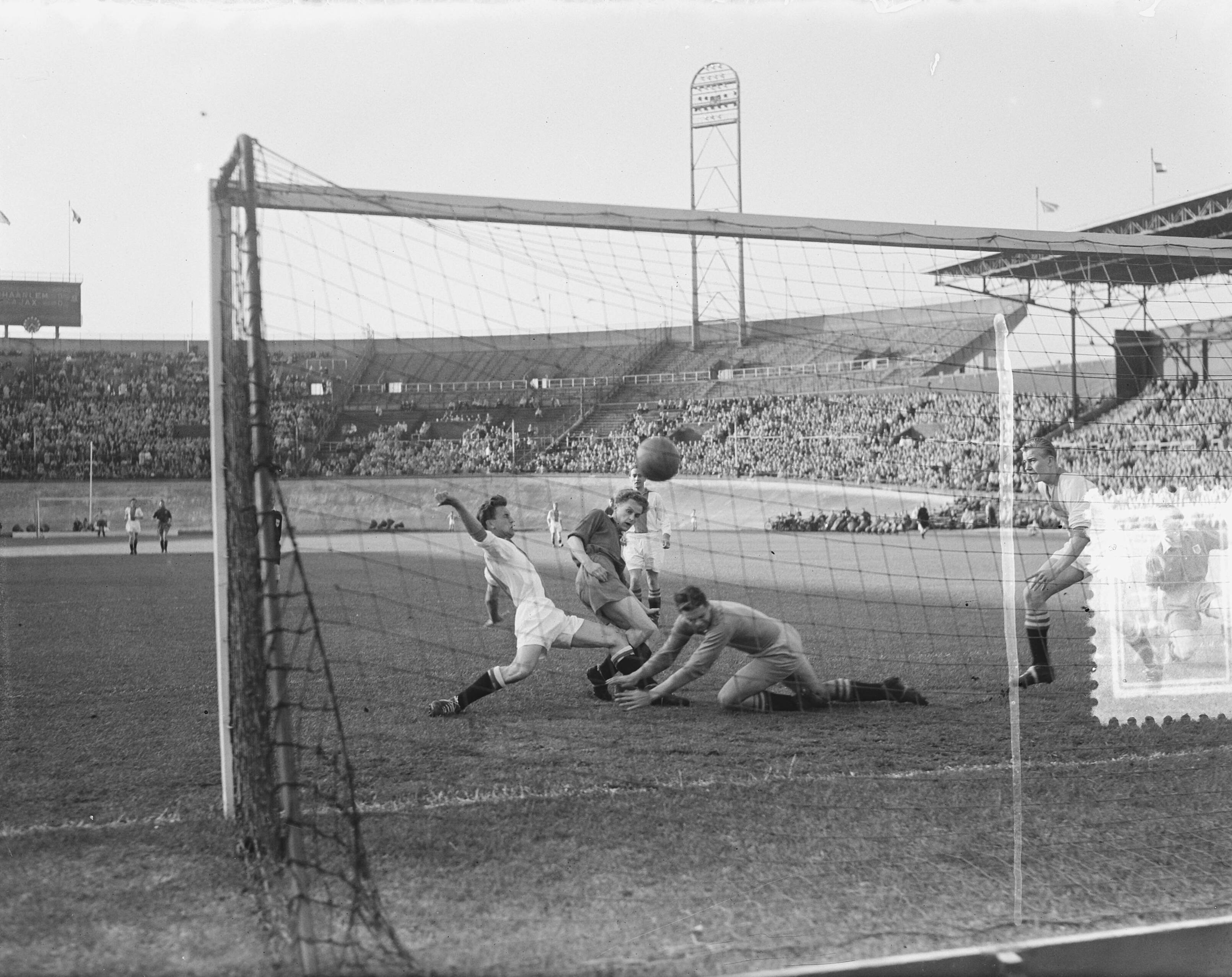Fotocollectie Anefo — Voetbal. Ajax tegen Haarlem 2-4. Spelmoment — Foto: Noske, J.D. / Anefo. Licentie: Set B: Rechtenvrij / Publiek Domein. Bron: Nationaal Archief. http://hdl.handle.net/10648/a8faf46e-d0b4-102d-bcf8-003048976d84