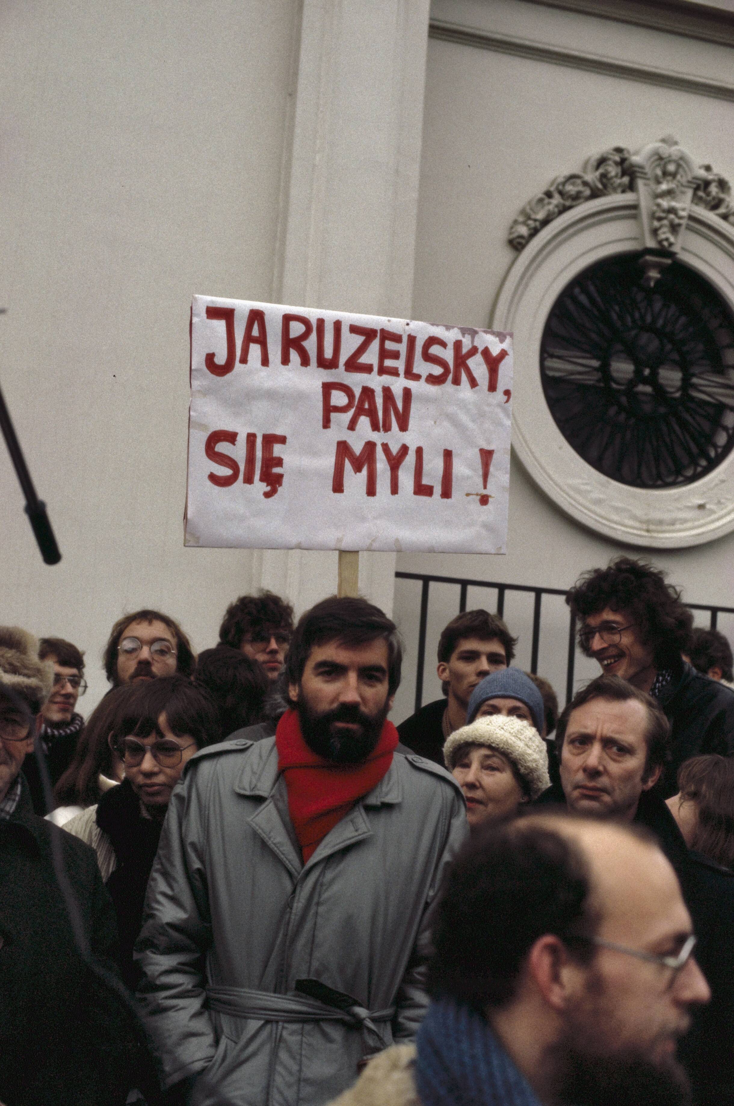 Fotocollectie Anefo — Demonstratie voor Poolse ambassade in Den Haag tegen staat van beleg in Polen; nr. 11 , 12: Max v.d. Berg (PvdA) — Foto: Bogaerts, Rob / Anefo. Licentie: Set B: Rechtenvrij / Publiek Domein. Bron: Nationaal Archief. http://hdl.handle.net/10648/ad8ada44-d0b4-102d-bcf8-003048976d84