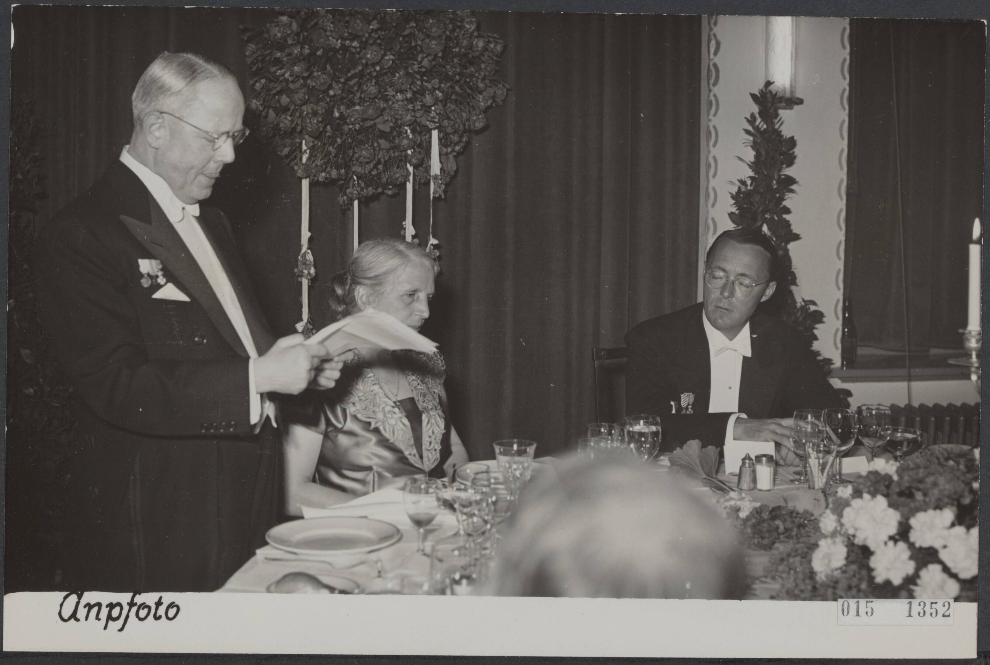 Fotocollectie Elsevier Binnenland — Galadiner in kasteel Wassenaar t.g.v. het 60-jarig bestaan van de Kon. Nederlandse Petroleum Mij. Vrnl. prins Bernhard, mevrouw D[...] en mr. B.Th. W. van Hasselt, directeur-generaal van de Kon.Ned. Petr.Mij — Foto: ANP / RVD of rechtenvrij. Licentie: Set B: Rechtenvrij / Publiek Domein. Bron: Nationaal Archief. http://hdl.handle.net/10648/adb7e9e4-d0b4-102d-bcf8-003048976d84