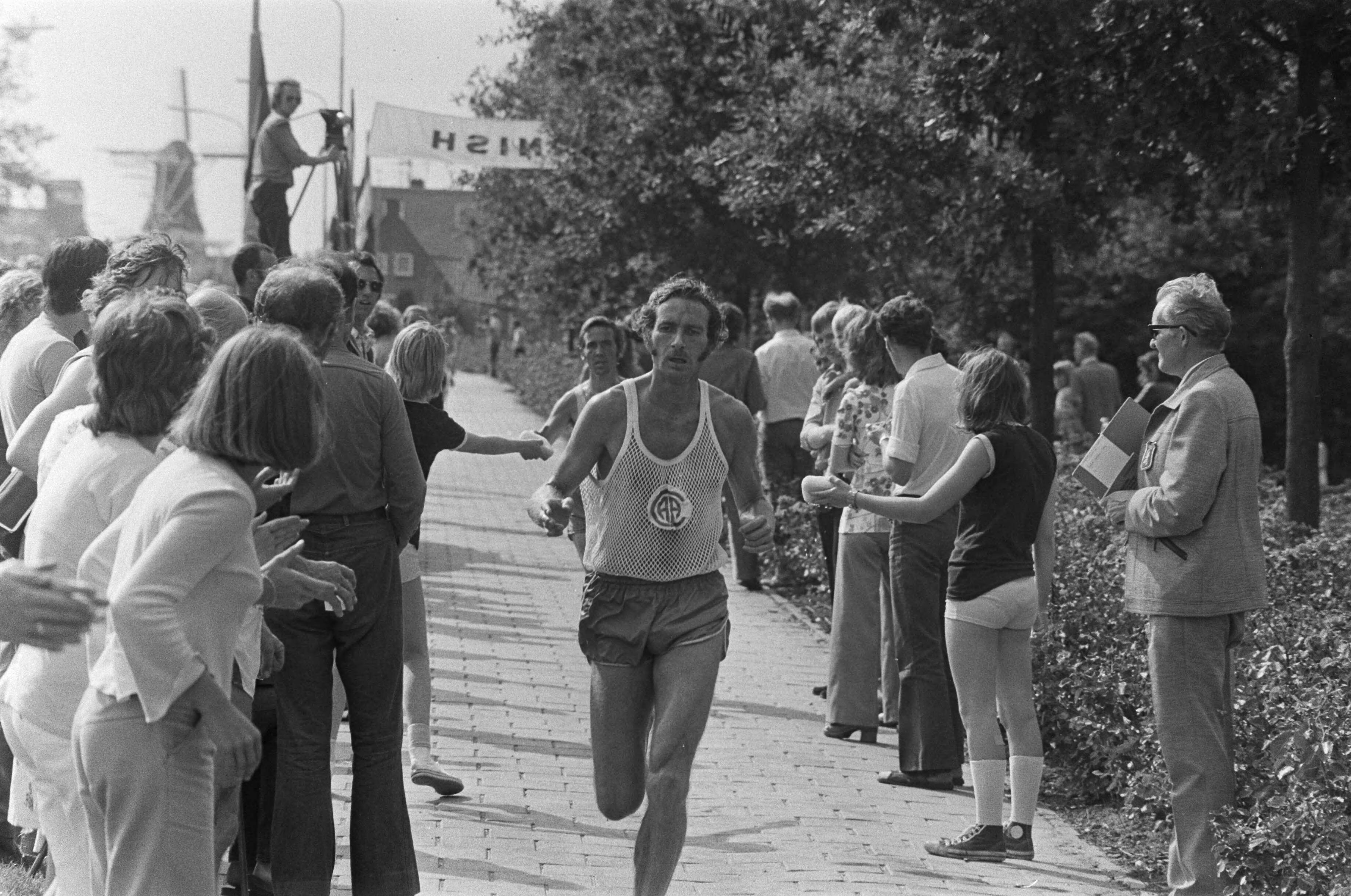 Fotocollectie Anefo — Nederlandse kampioenschappen 25 kilometer hardlopen in Winschoten — Foto: Punt, W. / Anefo. Licentie: Set B: Rechtenvrij / Publiek Domein. Bron: Nationaal Archief. http://hdl.handle.net/10648/ac52de06-d0b4-102d-bcf8-003048976d84