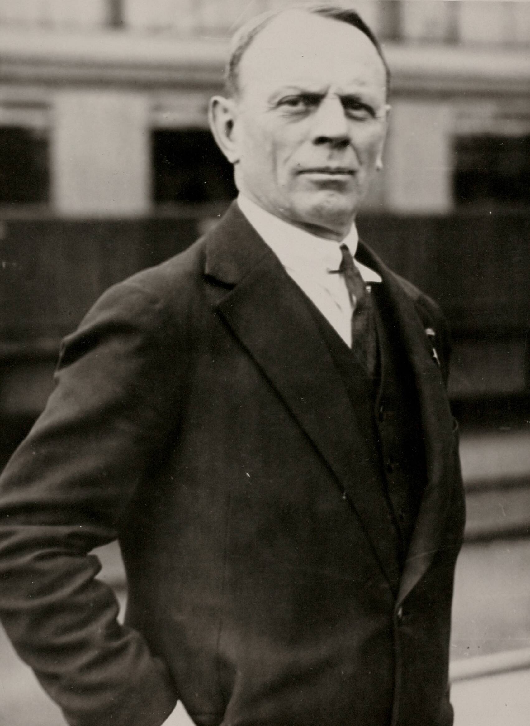 Sport — Sport. Olympische Spelen 1928 Amsterdam, Nederland : Een hoogwaardigheidsbekleder in net pak die iets met de spelen te maken heeft. — Foto: Fotograaf Onbekend / Algemeen Fotobureau Amsterdam / Spaarnestad Photo (05887). Licentie: Set B: Rechtenvrij / Publiek Domein. Bron: Nationaal Archief. http://hdl.handle.net/10648/35429da6-d536-a382-e063-6df0900a6686