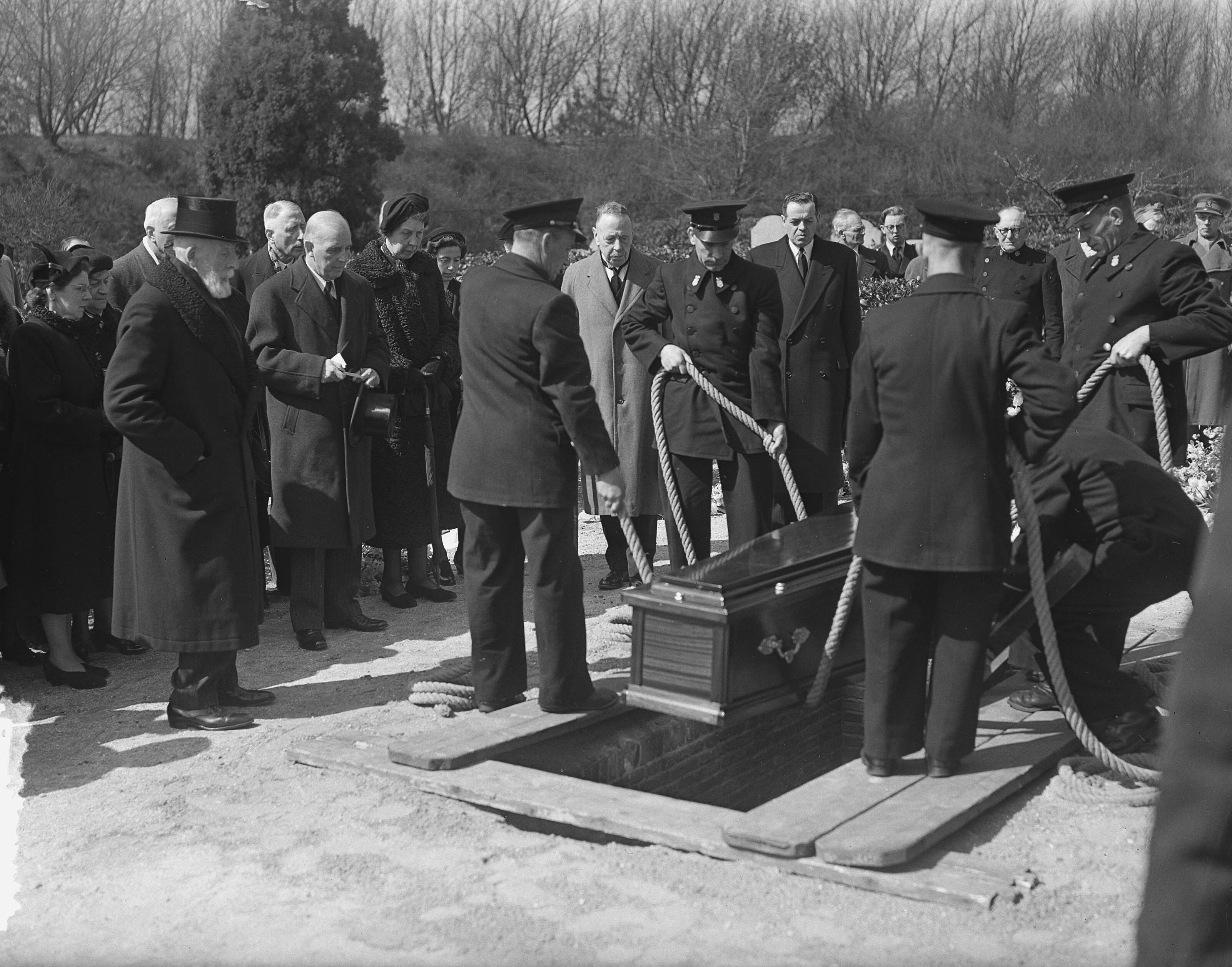 Begrafenis Pim Mulier in Den Haag — Foto: Bilsen, Joop van / Anefo. — Licentie: Set B: Rechtenvrij / Publiek Domein. Bron: Nationaal Archief. http://hdl.handle.net/10648/a9201140-d0b4-102d-bcf8-003048976d84