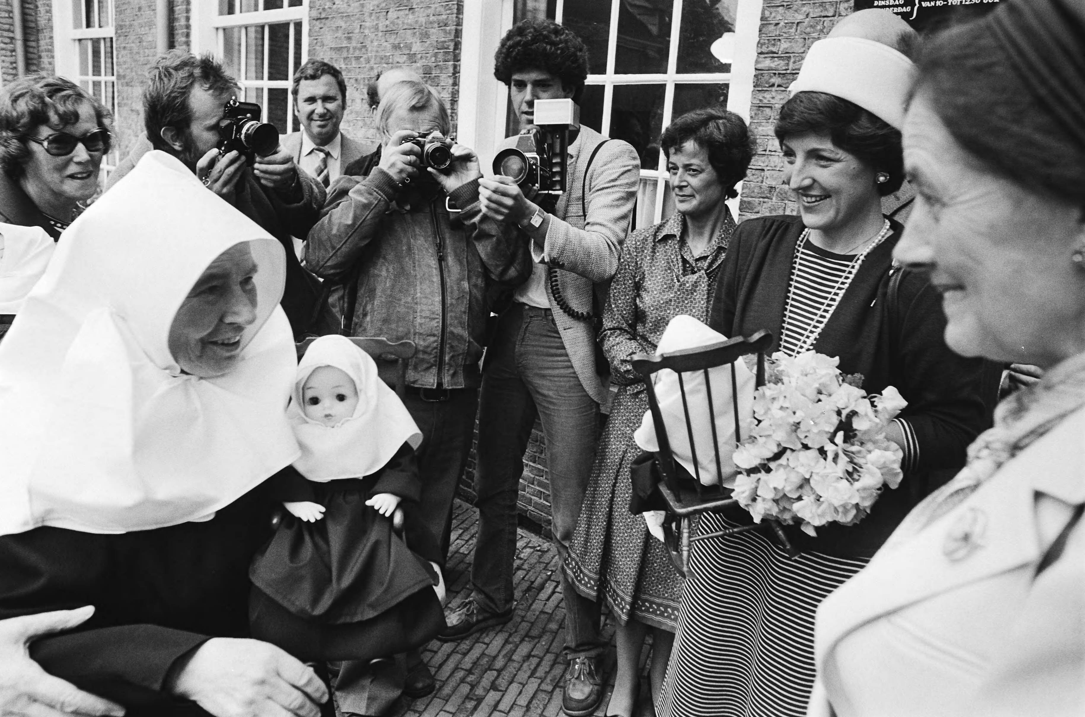 Fotocollectie Anefo — Pr. Margriet woont feestelijkheden bijde voltooiing van restauratie van het Begijnhof in Breda; Margriet krijgt speelgoed begijntje aangeb.zuster — Foto: Bogaerts, Rob / Anefo. Licentie: Set B: Rechtenvrij / Publiek Domein. Bron: Nationaal Archief. http://hdl.handle.net/10648/ace1bd88-d0b4-102d-bcf8-003048976d84