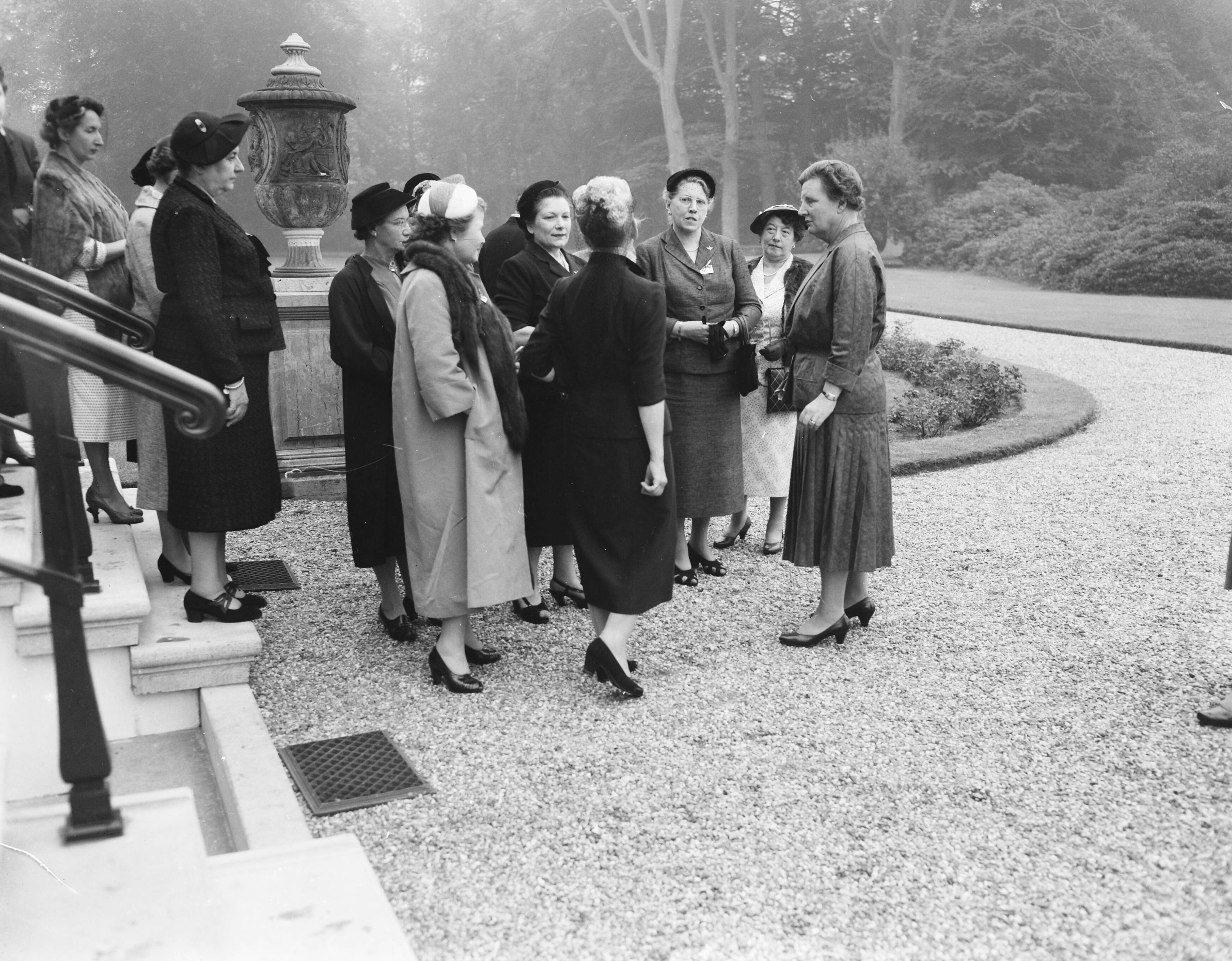 Fotocollectie Anefo — Koningin Juliana ontvangt een delegatie van het congres van vrouwelijke bedrijfshoofden op paleis Soestdijk — Foto: Noske, J.D. / Anefo. Licentie: Set B: Rechtenvrij / Publiek Domein. Bron: Nationaal Archief. http://hdl.handle.net/10648/a93b7d5e-d0b4-102d-bcf8-003048976d84