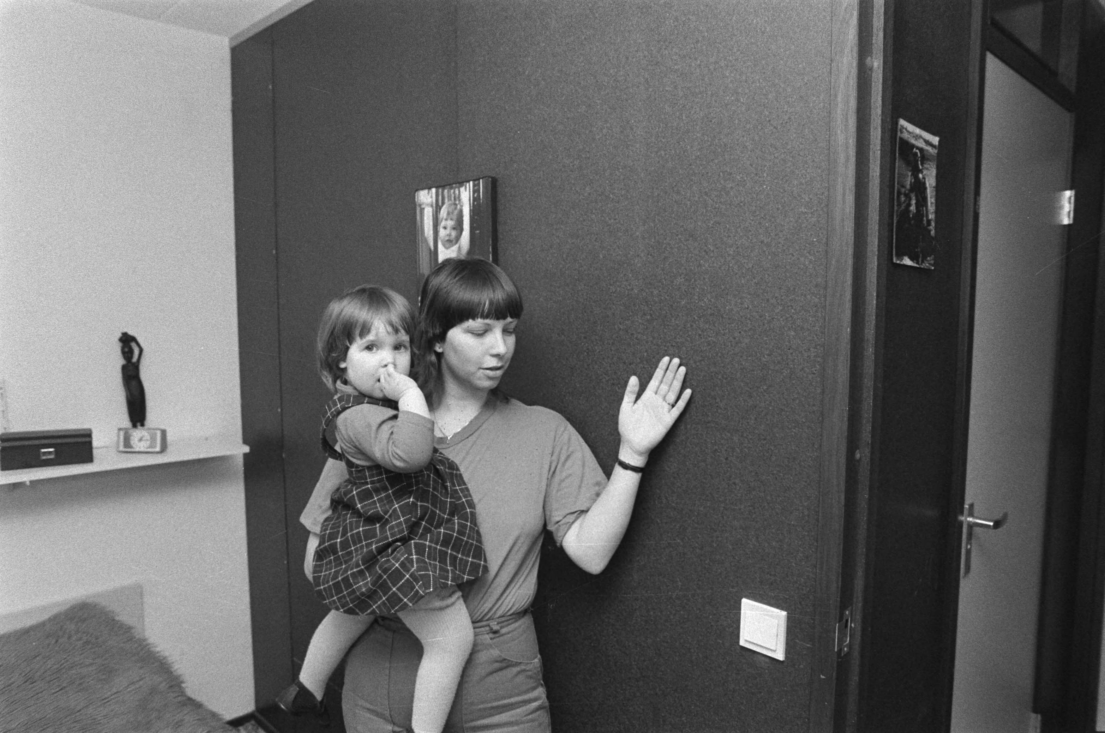 Fotocollectie Anefo — In 850 woningwetwoningen in Almere zijn ontoelaatbare hoeveelheden formaldehyde-gas (Spaanplaatgas) aangetroffen — Foto: Dijk, Hans van / Anefo. Licentie: Set B: Rechtenvrij / Publiek Domein. Bron: Nationaal Archief. http://hdl.handle.net/10648/acf50af0-d0b4-102d-bcf8-003048976d84