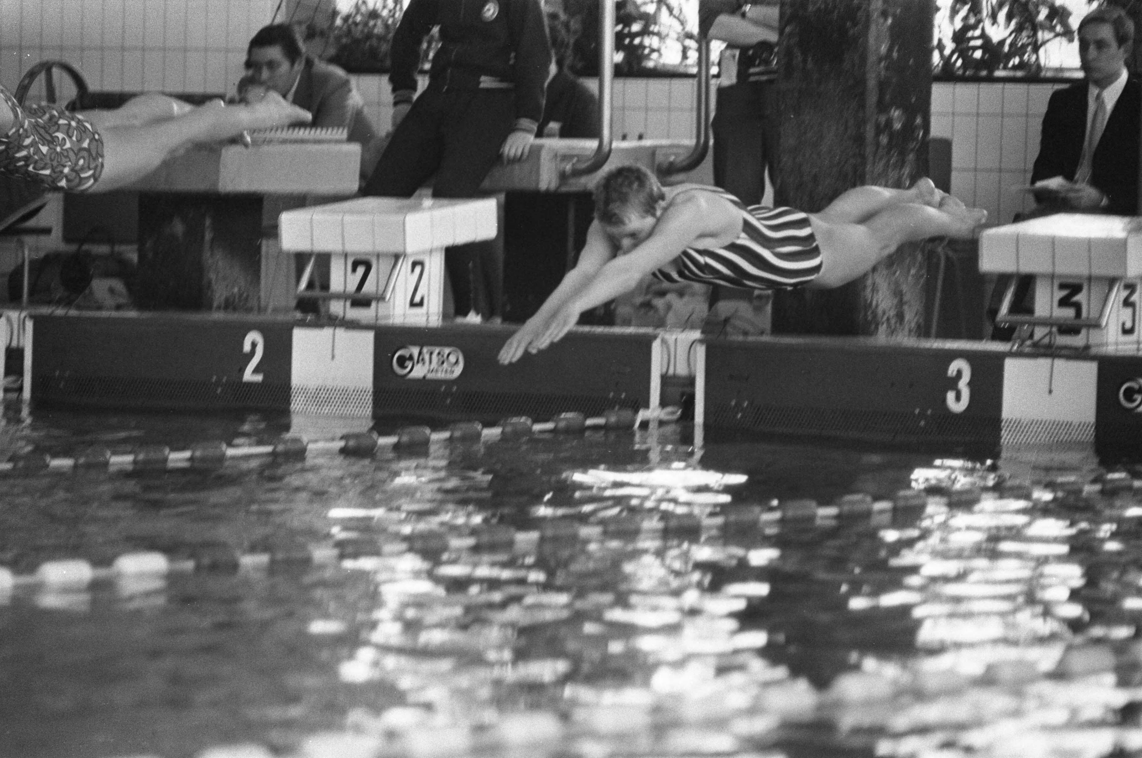 Fotocollectie Anefo — Nationale winterkampioenschappen zwemmen in Morgenstond te Den Haag ; Hansje Bunschoten bij start — Foto: Croes, Rob C. / Anefo. Licentie: Set B: Rechtenvrij / Publiek Domein. Bron: Nationaal Archief. http://hdl.handle.net/10648/abe6358a-d0b4-102d-bcf8-003048976d84