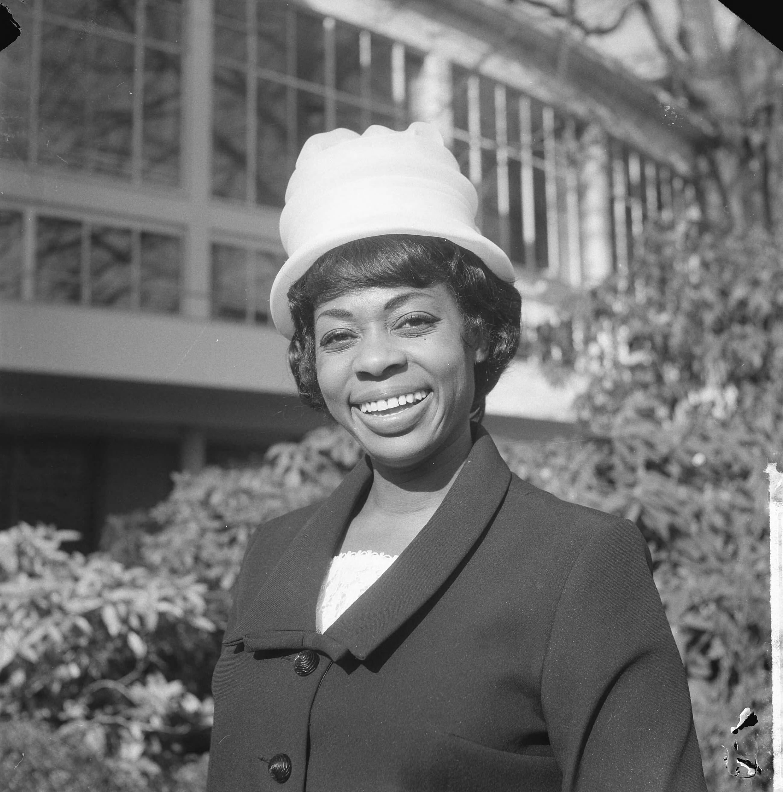 Fotocollectie Anefo — Amerikaans-Belgische jazz-zangeres in Kijk de Rijk Show, Donna Hightower, poseert na de persconferentie — Foto: Gelderen, Hugo van / Anefo. Licentie: Set B: Rechtenvrij / Publiek Domein. Bron: Nationaal Archief. http://hdl.handle.net/10648/aa63a33c-d0b4-102d-bcf8-003048976d84