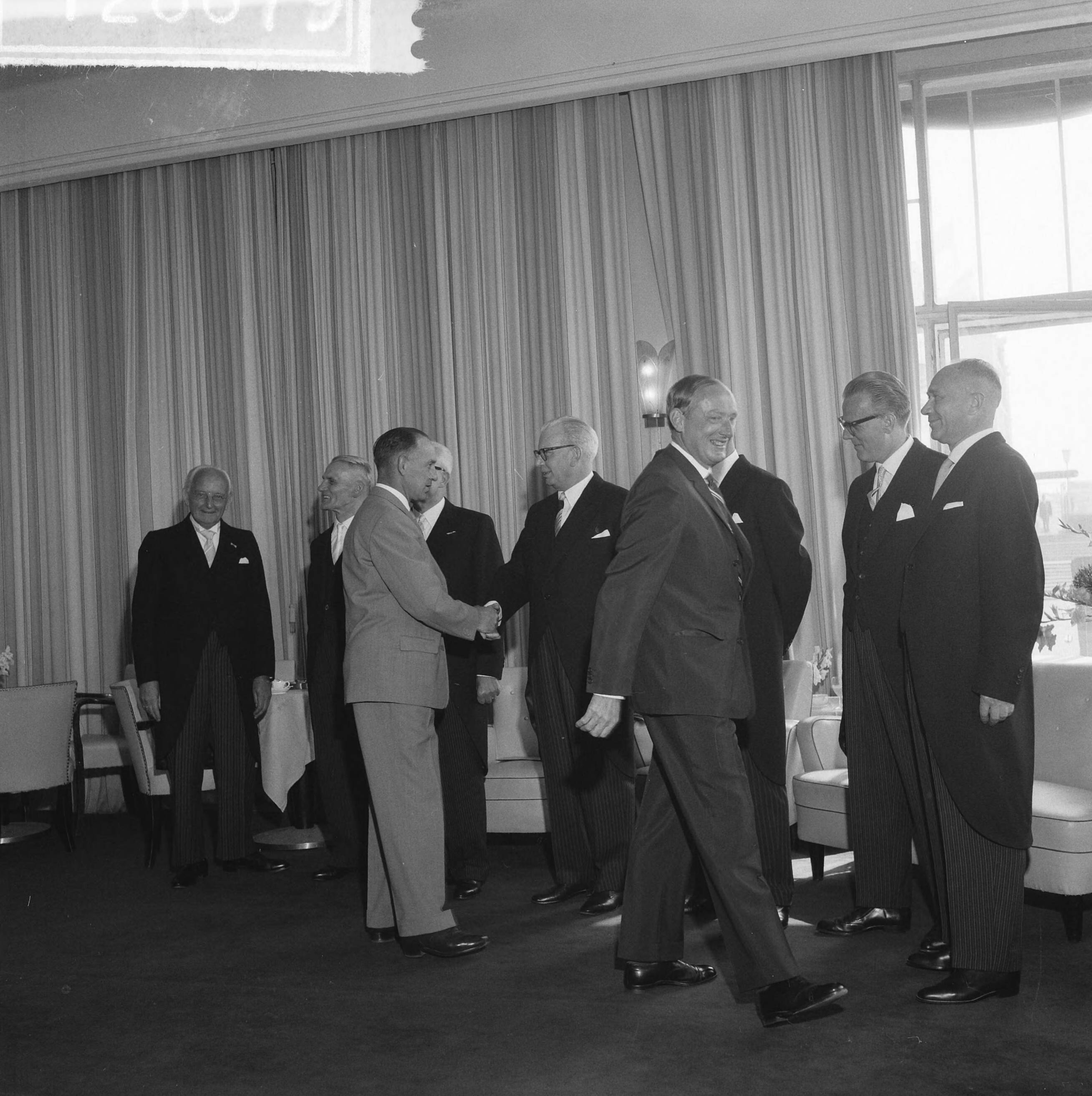 Fotocollectie Anefo — 50-jarig bestaan van de Rotterdamse Korenbeurs. Tijdens de receptie in Scheveningen — Foto: Lindeboom, Henk / Anefo. Licentie: Set B: Rechtenvrij / Publiek Domein. Bron: Nationaal Archief. http://hdl.handle.net/10648/a9daa37a-d0b4-102d-bcf8-003048976d84