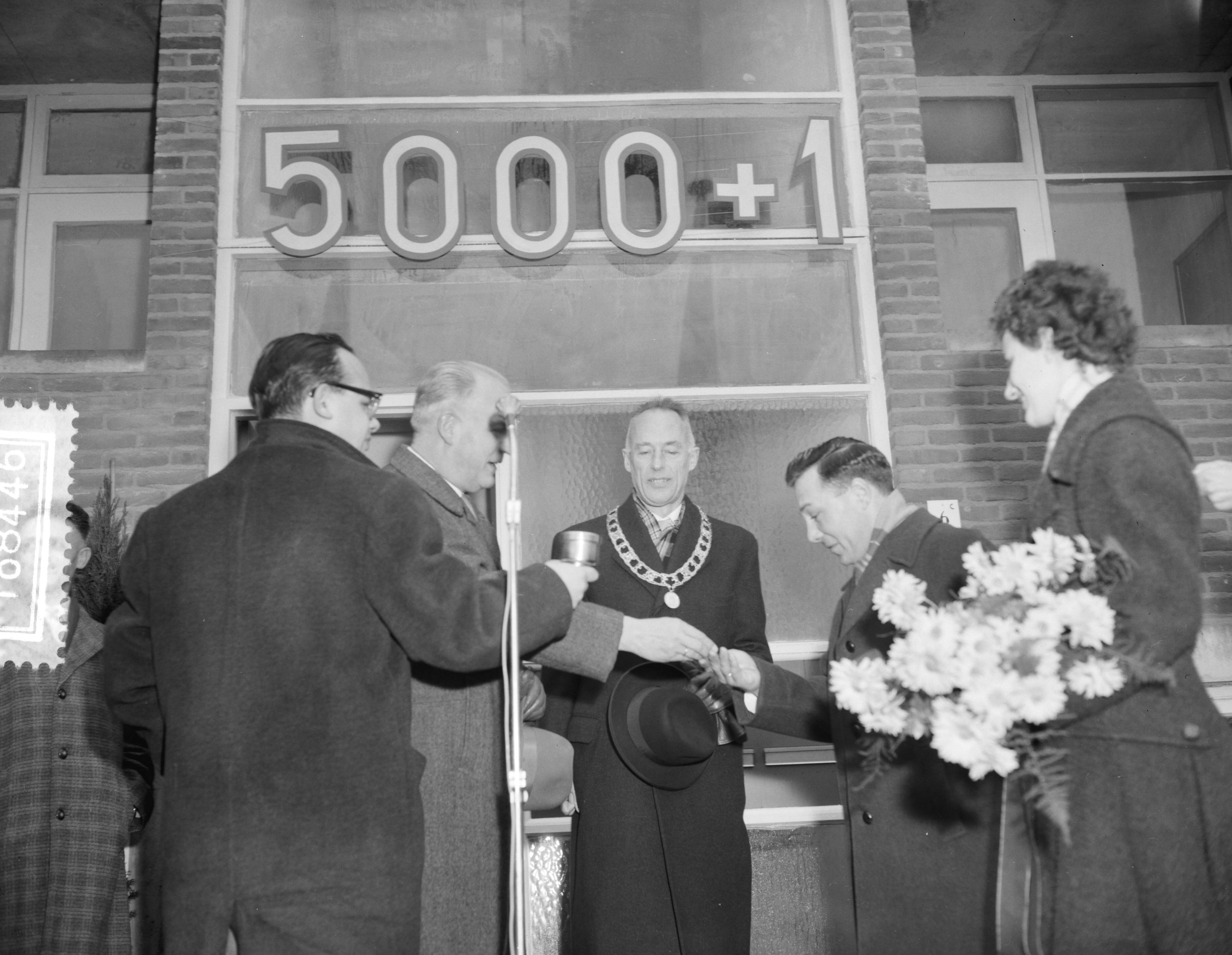 Fotocollectie Anefo — 5000ste na-oorlogse woning te Leeuwarden gereed gekomen. Betreft Beukenstraat nr. 6 in de buurt Heechterp, bewoners de familie Burger. Ir. D. Visser, hoofdingenieur-directeur van Volkshuisvesting en Bouwnijverheid in Friesland, overhandigt de sleutel. Naast hem burgemeester A.A.M. van der Meulen — Foto: Rossem, Wim van / Anefo. Licentie: Set B: Rechtenvrij / Publiek Domein. Bron: Nationaal Archief. http://hdl.handle.net/10648/a9a2bc4e-d0b4-102d-bcf8-003048976d84