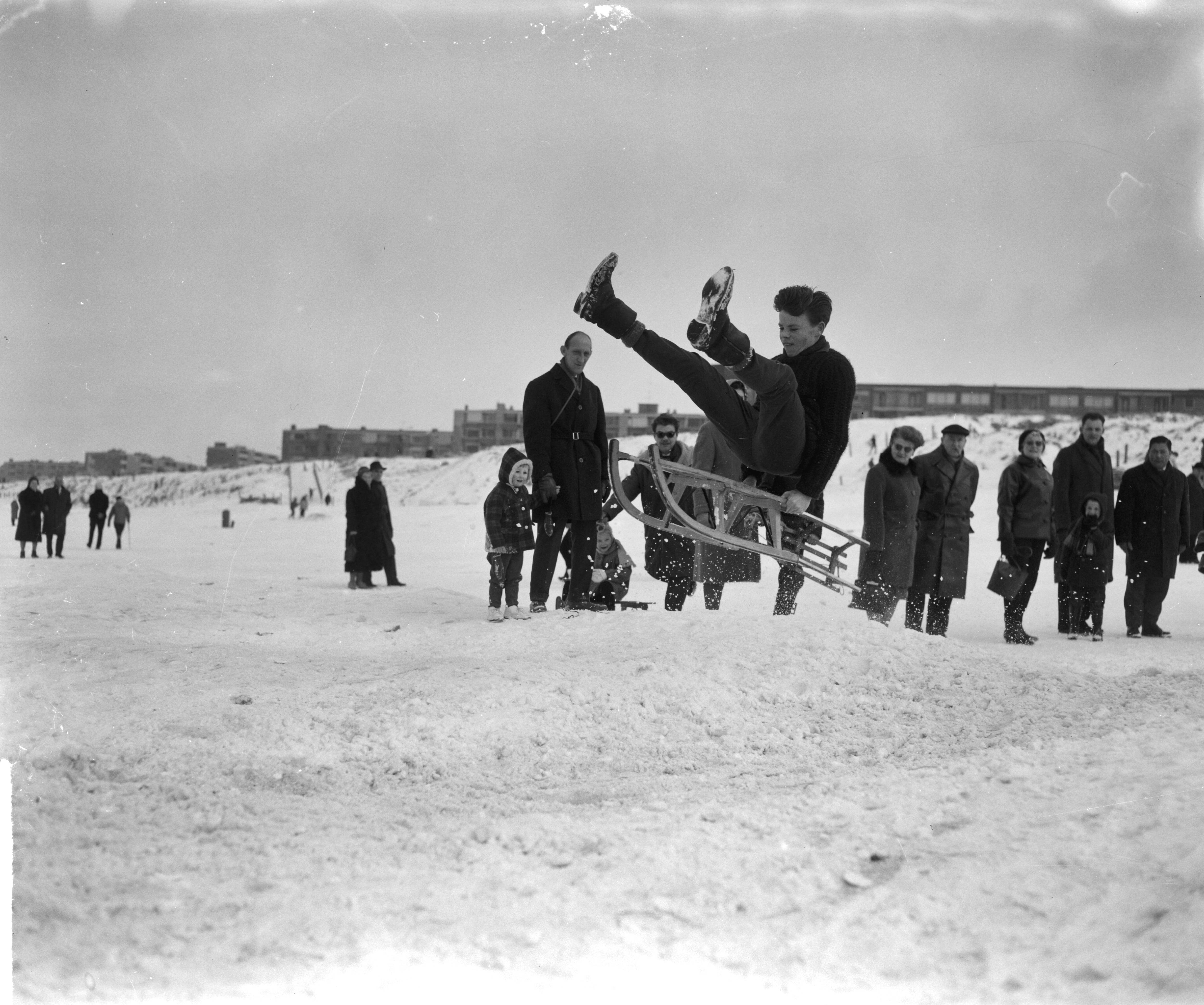 Fotocollectie Anefo — Zandvoort. Schansspringen met de slee door jeugd te Zandvoort — Foto: Bilsen, Joop van / Anefo. Licentie: Set B: Rechtenvrij / Publiek Domein. Bron: Nationaal Archief. http://hdl.handle.net/10648/aa288360-d0b4-102d-bcf8-003048976d84