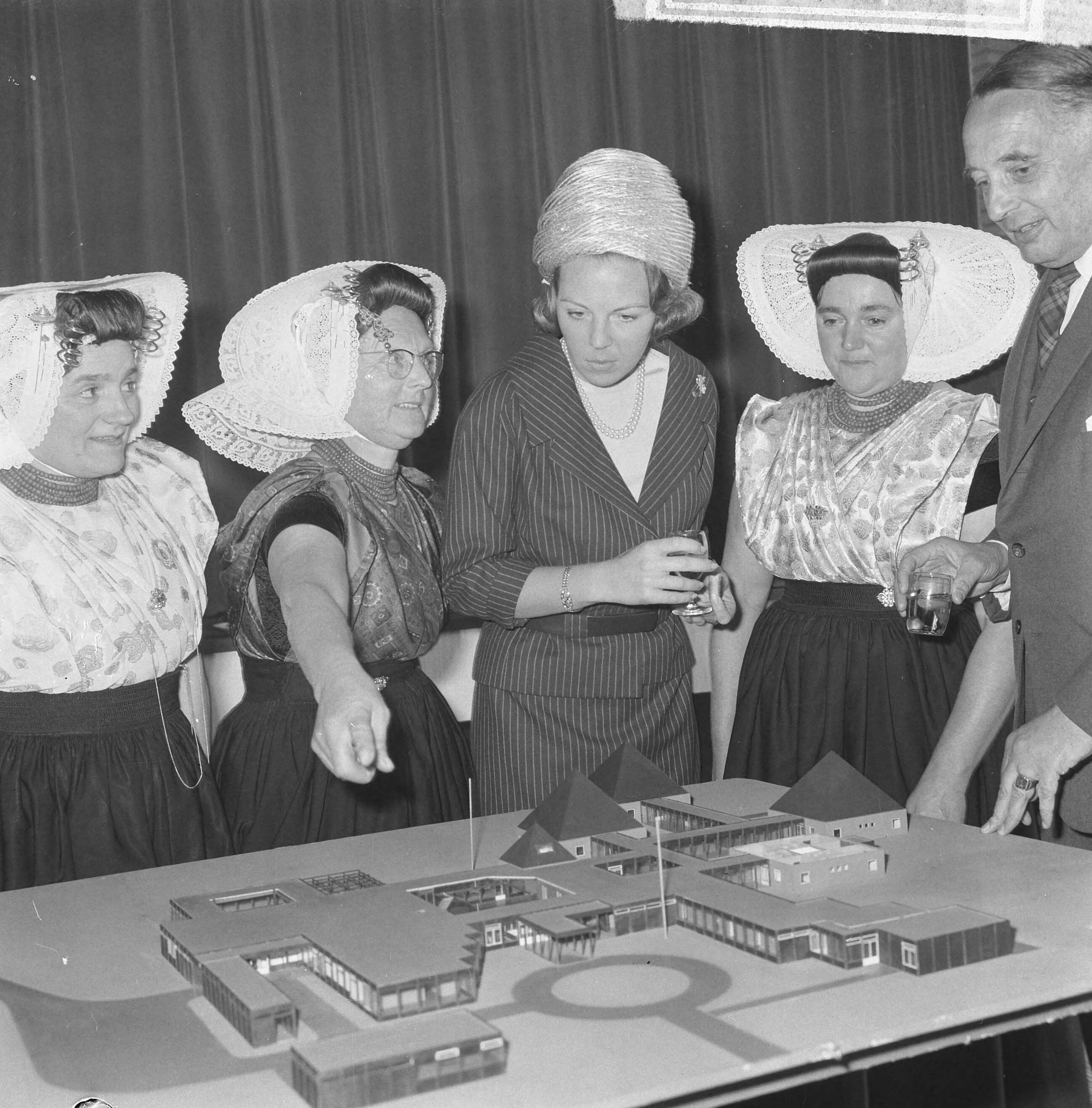 Fotocollectie Anefo — Prinses Beatrix was aanwezig bij de eerste steenleggingvoor het jongerenontmoetingscentrum "Het Zilveren Schor" nabij Arnemuiden, de prinses bij de maquette. Het gebouw is een ontwerp van architect Onno Greiner — Foto: Nijs, Jac. de / Anefo. Licentie: Set B: Rechtenvrij / Publiek Domein. Bron: Nationaal Archief. http://hdl.handle.net/10648/aaa1b56e-d0b4-102d-bcf8-003048976d84