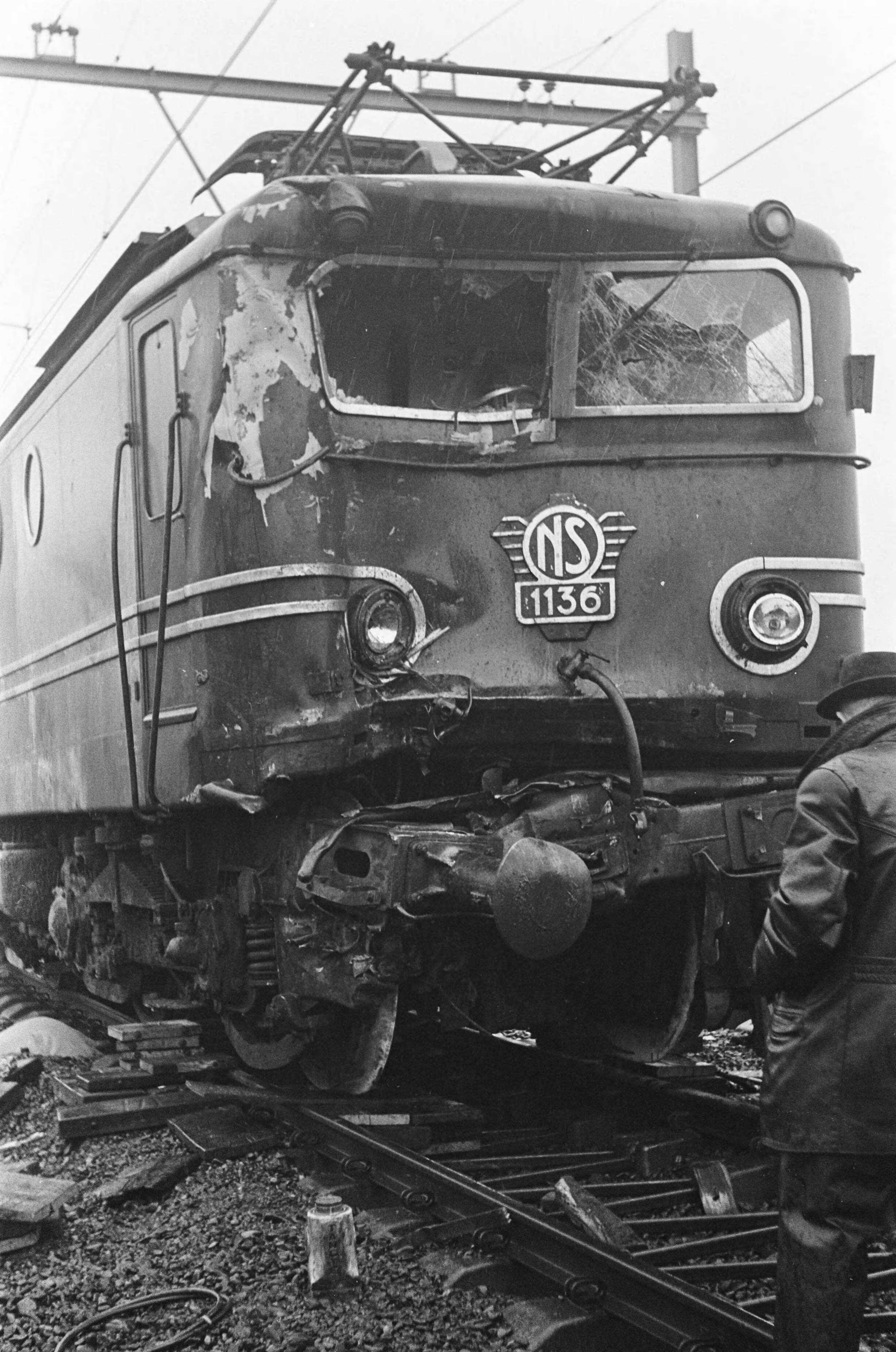 Fotocollectie Anefo — Treinongeluk bij Zoetermeer. De beschadigde locomotief — Foto: Evers, Joost / Anefo. Licentie: Set B: Rechtenvrij / Publiek Domein. Bron: Nationaal Archief. http://hdl.handle.net/10648/ab31a0e8-d0b4-102d-bcf8-003048976d84