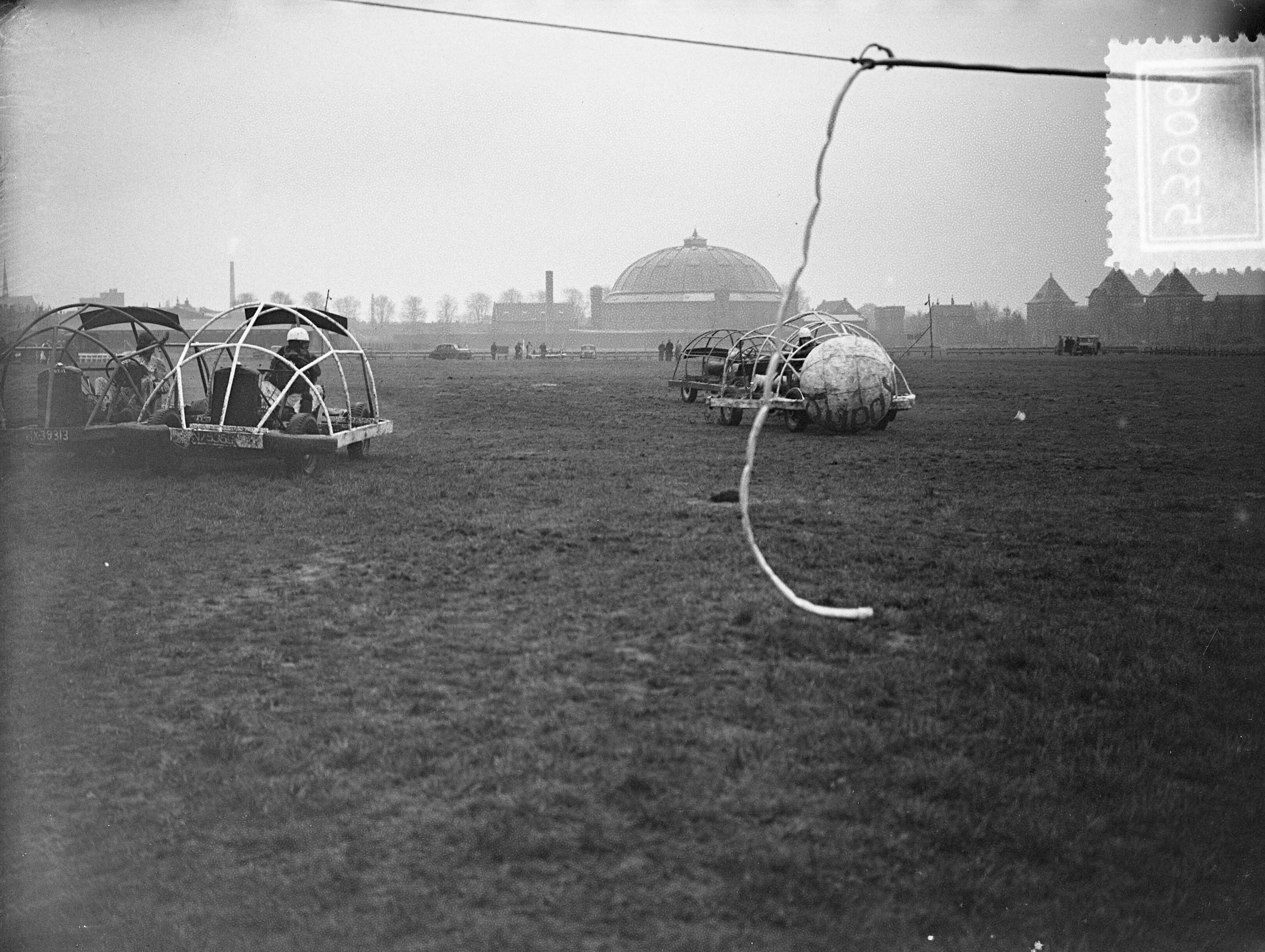 Fotocollectie Anefo — Auto- en motorpolowedstrijden te Breda — Foto: Bilsen, Joop van / Anefo. Licentie: Set B: Rechtenvrij / Publiek Domein. Bron: Nationaal Archief. http://hdl.handle.net/10648/a901fdc2-d0b4-102d-bcf8-003048976d84